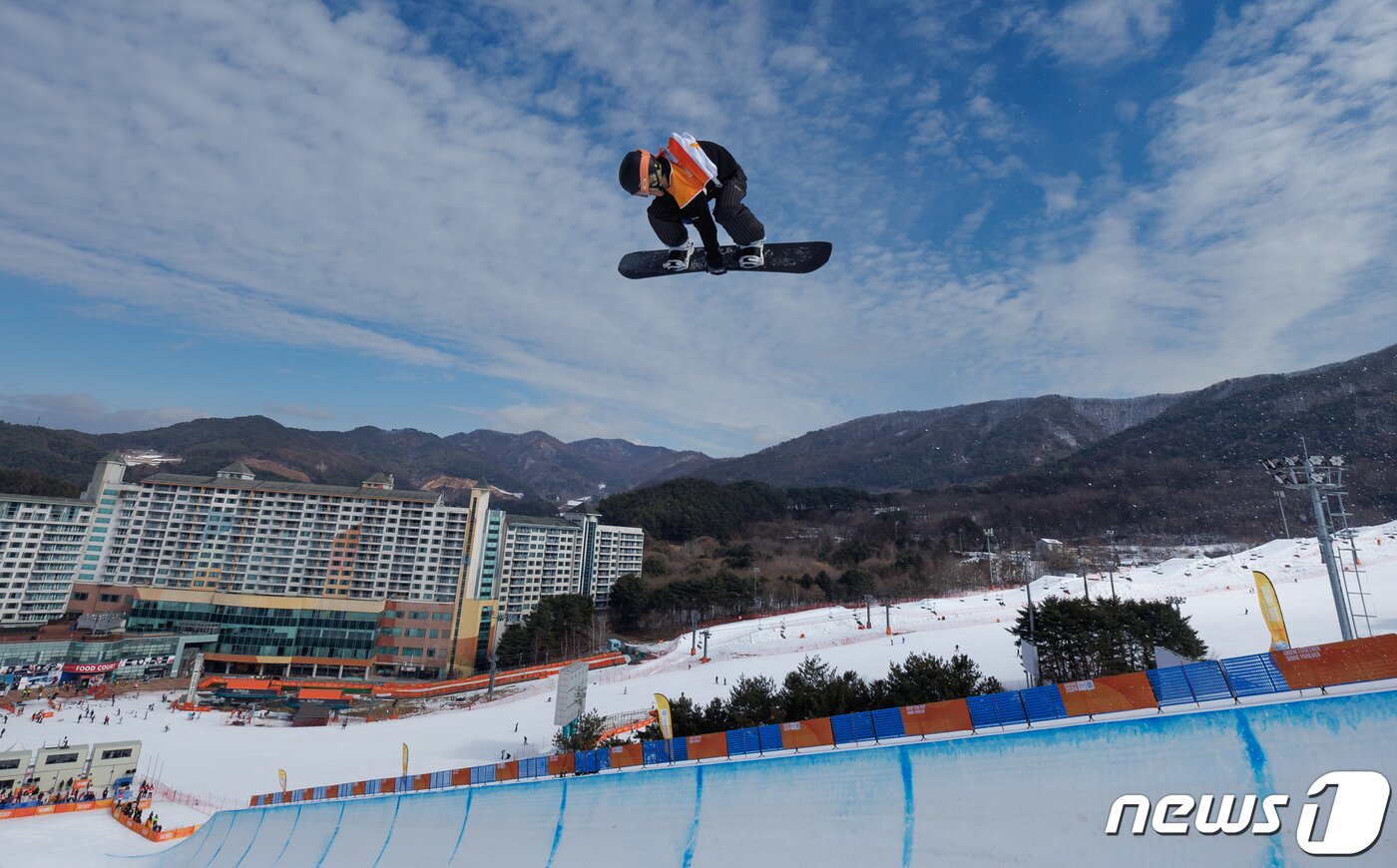 본문 이미지 - 한국 스노보드 간판 이채운. &#40;Olympic Information Service 제공&#41;