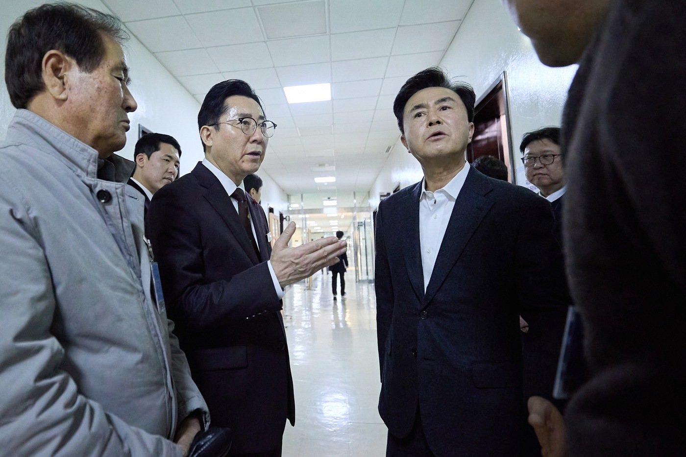 본문 이미지 - 김태흠 충남지사(오른쪽)와 박경귀 아산시장(왼쪽 두번째)이 지난 31일 국회 법사위를 찾아 경찰병원 아산분원 예타 면제를 촉구하고 관계자들과 이야기를 나누고 있다. (아산시청 제공) /뉴스1