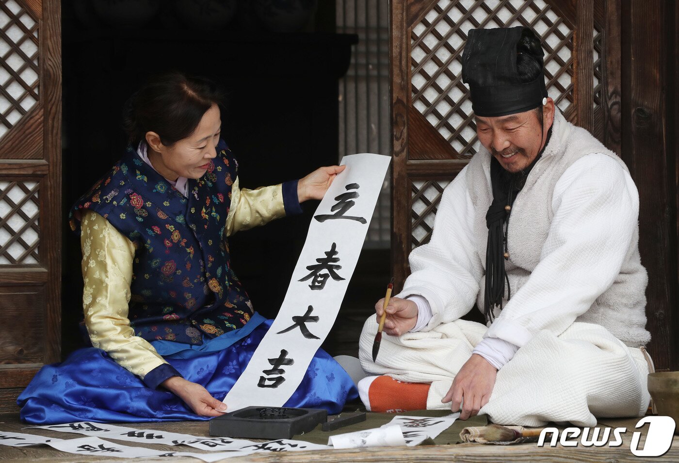 본문 이미지 - 절기상 입춘(立春)을 사흘 앞둔 1일 경기 용인시 기흥구 한국민속촌에서 직원들이 새해의 복을 기원하는 마음을 담아 입춘첩을 쓰고 있다 입춘첩에는 보통 ‘입춘대길(立春大吉) 건양다경(建陽多慶)’(봄이 시작되니 크게 길하고, 경사스러운 일이 많이 생긴다.), ‘소지황금출(掃地黃金出) 개문만복래(開門萬福來)’(땅을 쓸면 황금이 생기고 문을 열면 만복이 온다) 등의 글씨를 써 붙였다. 봄을 기다리는 마음과 한 해 동안의 길한 운과 경사스러움이 가득하기를 기원하는 의미가 담겨있다. 2024.2.1/뉴스1 ⓒ News1 김영운 기자