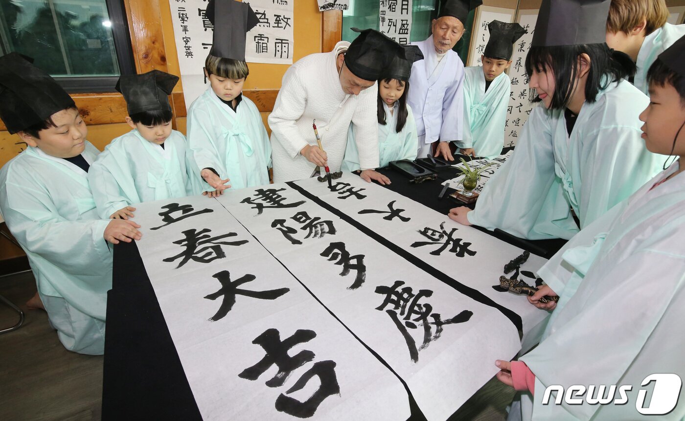 본문 이미지 - 절기상 입춘 (立春)을 앞둔 1일 충남 논산 연산면 양지서당에서 유복엽 큰훈장님과 유정우 훈장이 `입춘대길(立春大吉)', `건양다경(建陽多慶)' 입춘첩을 적고 있다. 2024.2.1/뉴스1 ⓒ News1 김기태 기자