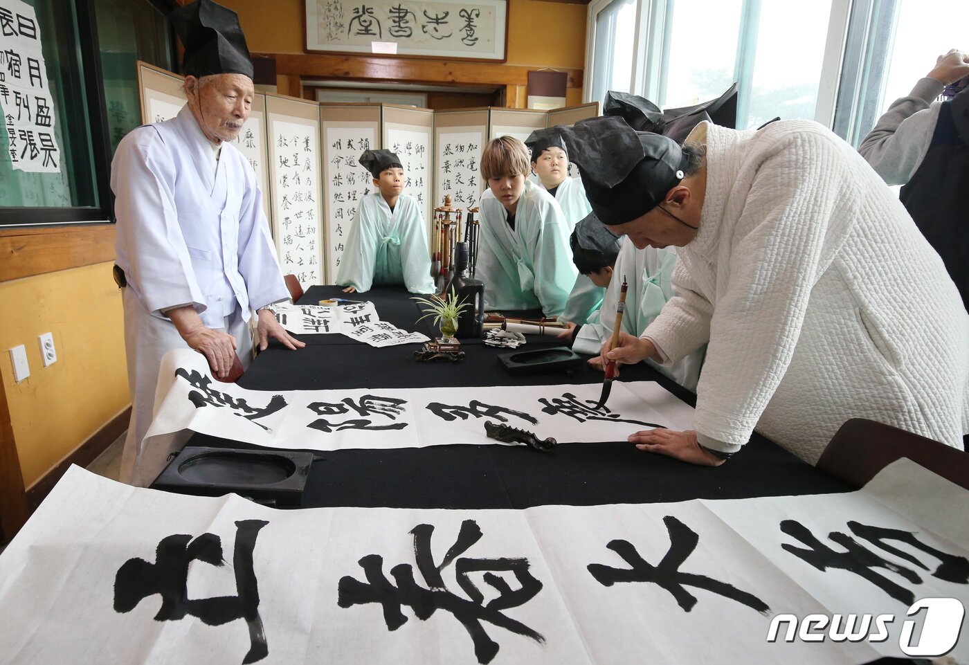 본문 이미지 - 절기상 입춘 (立春)을 앞둔 1일 충남 논산 연산면 양지서당에서 유복엽 큰훈장님과 유정우 훈장이 `입춘대길(立春大吉)', `건양다경(建陽多慶)' 입춘첩을 적고 있다. 2024.2.1/뉴스1 ⓒ News1 김기태 기자