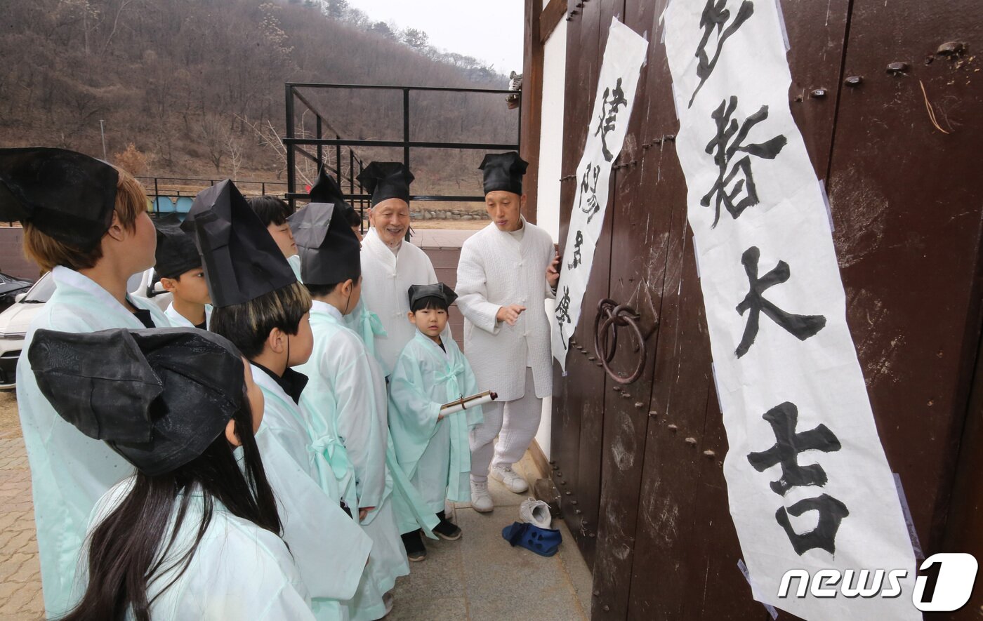 본문 이미지 - 절기상 입춘 (立春)을 앞둔 1일 충남 논산 연산면 양지서당에서 유복엽 큰훈장님과 유정우 훈장이 `입춘대길(立春大吉)', `건양다경(建陽多慶)' 입춘첩에 대해 설명하고 있다. 2024.2.1/뉴스1 ⓒ News1 김기태 기자