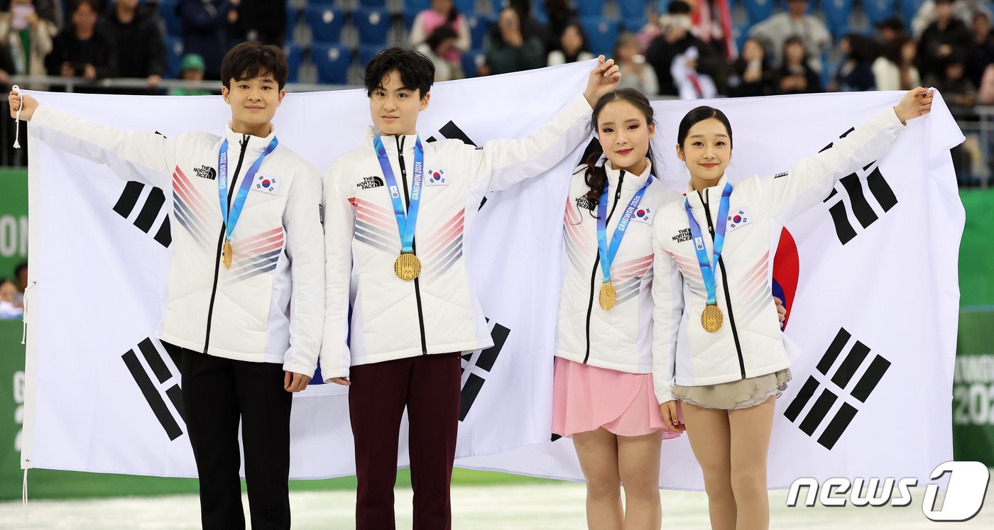 본문 이미지 - 2024 강원동계청소년올림픽 피겨 스케이팅 단체전에서 금메달을 차지한 대한민국 피겨 김현겸(왼쪽부터), 이나무, 김지니, 신지아가 1일 오후 강원 강릉 올림픽파크 강릉아이스아레나에서 시상식 후 기념 촬영을 하고 있다. 2024.2.1/뉴스1 ⓒ News1 김진환 기자