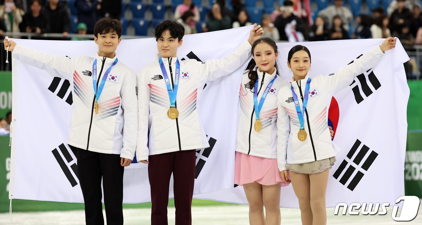 2024 강원동계청소년올림픽 피겨 스케이팅 단체전에서 금메달을 차지한 대한민국 피겨 김현겸&#40;왼쪽부터&#41;, 이나무, 김지니, 신지아가 1일 오후 강원 강릉 올림픽파크 강릉아이스아레나에서 시상식 후 기념 촬영을 하고 있다. 2024.2.1/뉴스1 ⓒ News1 김진환 기자