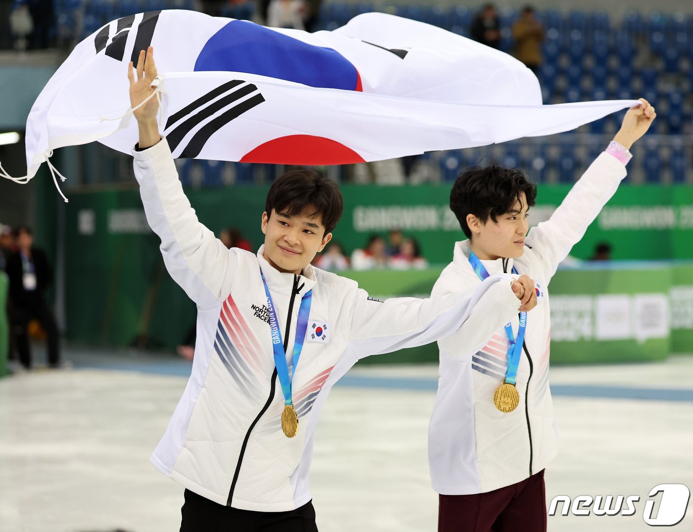 본문 이미지 - 2024 강원동계청소년올림픽 피겨 스케이팅 단체전에서 금메달을 차지한 대한민국 피겨 김현겸과 이나무가 1일 오후 강원 강릉 올림픽파크 강릉아이스아레나에서 시상식 후 태극기를 흔들며 세리머니를 하고 있다. 2024.2.1/뉴스1 ⓒ News1 김진환 기자
