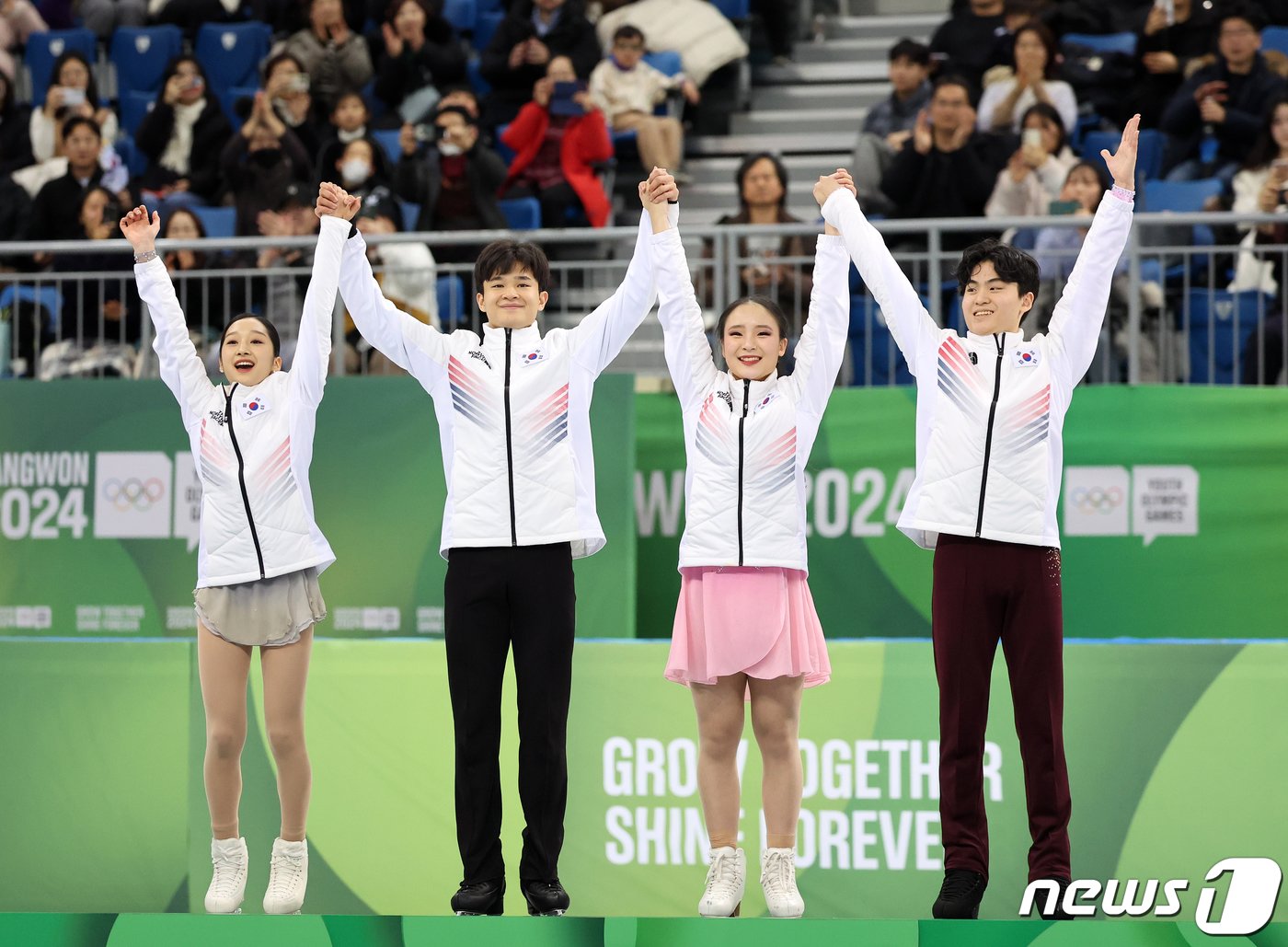 본문 이미지 - 2024 강원동계청소년올림픽 피겨 스케이팅 단체전에서 금메달을 차지한 대한민국 피겨 신지아(왼쪽부터), 김현겸, 김지니. 이나무가 1일 오후 강원 강릉 올림픽파크 강릉아이스아레나에서 시상식에서 환호하며 단상에 오르고 있다. 2024.2.1/뉴스1 ⓒ News1 김진환 기자