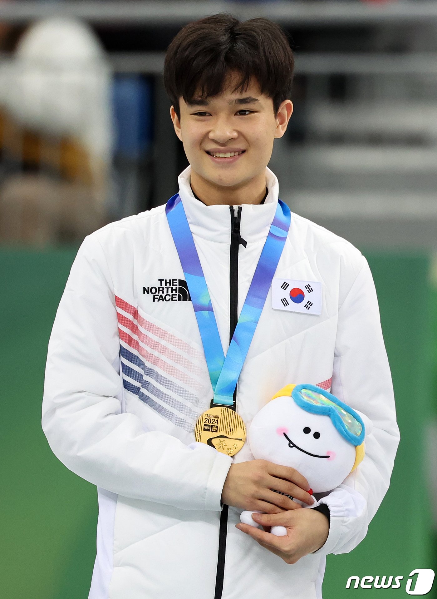 2024 강원동계청소년올림픽 피겨 스케이팅 단체전에서 금메달을 차지한 대한민국 피겨 김현겸이 1일 오후 강원 강릉 올림픽파크 강릉아이스아레나에서 시상식에서 미소를 짓고 있다. 2024.2.1/뉴스1 ⓒ News1 김진환 기자