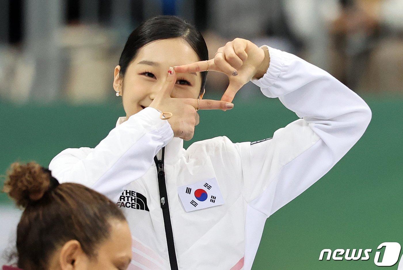 본문 이미지 - 2024 강원동계청소년올림픽 피겨 스케이팅 단체전에서 금메달을 차지한 대한민국 피겨 신지아가 1일 오후 강원 강릉 올림픽파크 강릉아이스아레나에서 시상식에서 찰칵 세리머니를 하고 있다. 2024.2.1/뉴스1 ⓒ News1 김진환 기자