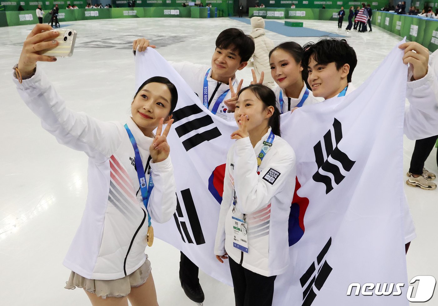 본문 이미지 - 2024 강원동계청소년올림픽 피겨 스케이팅 단체전에서 금메달을 차지한 대한민국 피겨 신지아, 김현겸, 김지니. 이나무, 김유성이 1일 오후 강원 강릉 올림픽파크 강릉아이스아레나에서 시상식을 마친 뒤 함께 셀피를 찍고 있다. 2024.2.1/뉴스1 ⓒ News1 김진환 기자