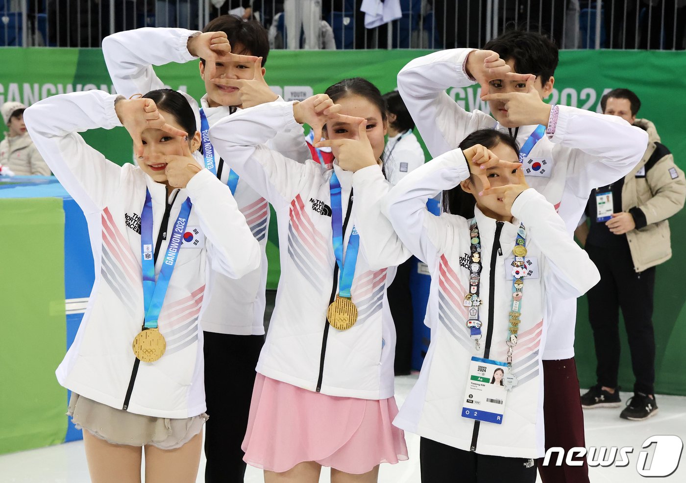 본문 이미지 - 2024 강원동계청소년올림픽 피겨 스케이팅 단체전에서 금메달을 차지한 대한민국 피겨 신지아, 김현겸, 김지니. 이나무, 김유성이 1일 오후 강원 강릉 올림픽파크 강릉아이스아레나에서 시상식을 마친 뒤 함께 찰칵 세리머니를 하고 있다. 2024.2.1/뉴스1 ⓒ News1 김진환 기자