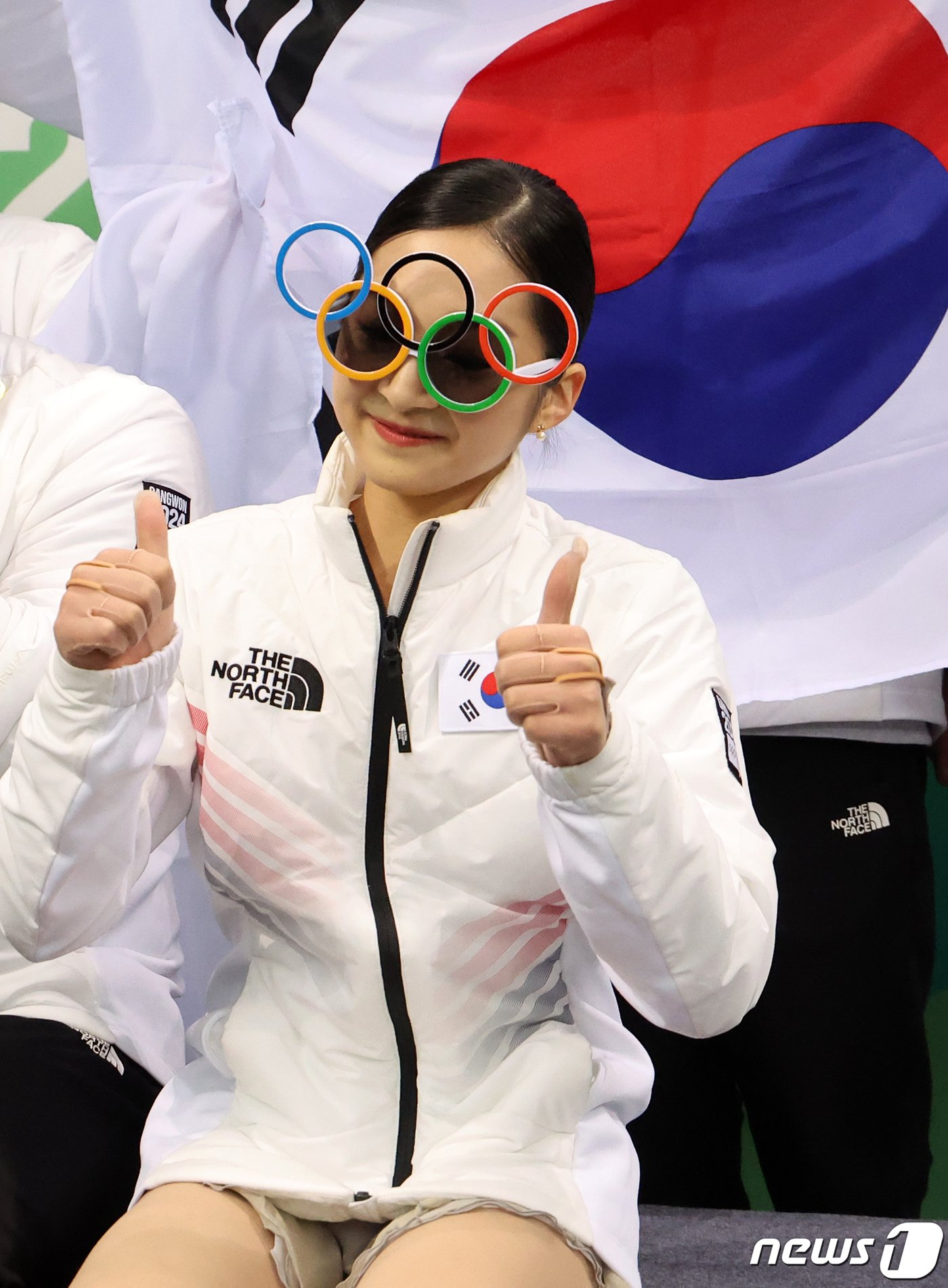 본문 이미지 - 대한민국 피겨의 차세대 간판 신지아가 1일 오후 강원 강릉 올림픽파크 강릉아이스아레나에서 열린 2024 강원동계청소년올림픽 피겨 스케이팅 단체전 여자 싱글 프리스케이팅 경기를 마친 뒤 오륜기 안경을 쓰고 점수를 확인하고 있다. 137.48점을 기록한 신지아와 남자 1위를 기록한 김현겸, 아이스 댄스 김지니, 이나무의 활약 속에 대한민국이 금메달을 차지했다. 2024.2.1/뉴스1 ⓒ News1 김진환 기자