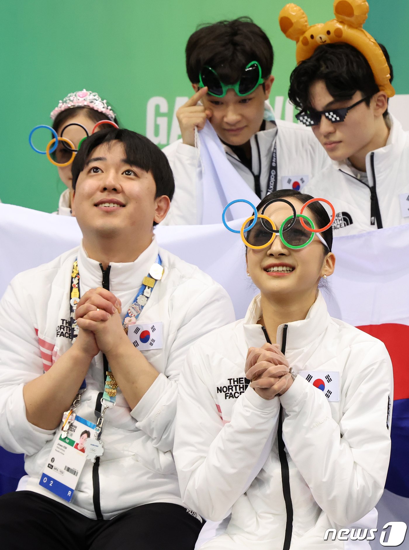 본문 이미지 - 대한민국 피겨의 차세대 간판 신지아가 1일 오후 강원 강릉 올림픽파크 강릉아이스아레나에서 열린 2024 강원동계청소년올림픽 피겨 스케이팅 단체전 여자 싱글 프리스케이팅 경기를 마친 뒤 오륜기 안경을 쓰고 점수를 확인하고 있다. 137.48점을 기록한 신지아와 남자 1위를 기록한 김현겸, 아이스 댄스 김지니, 이나무의 활약 속에 대한민국이 금메달을 차지했다. 2024.2.1/뉴스1 ⓒ News1 김진환 기자