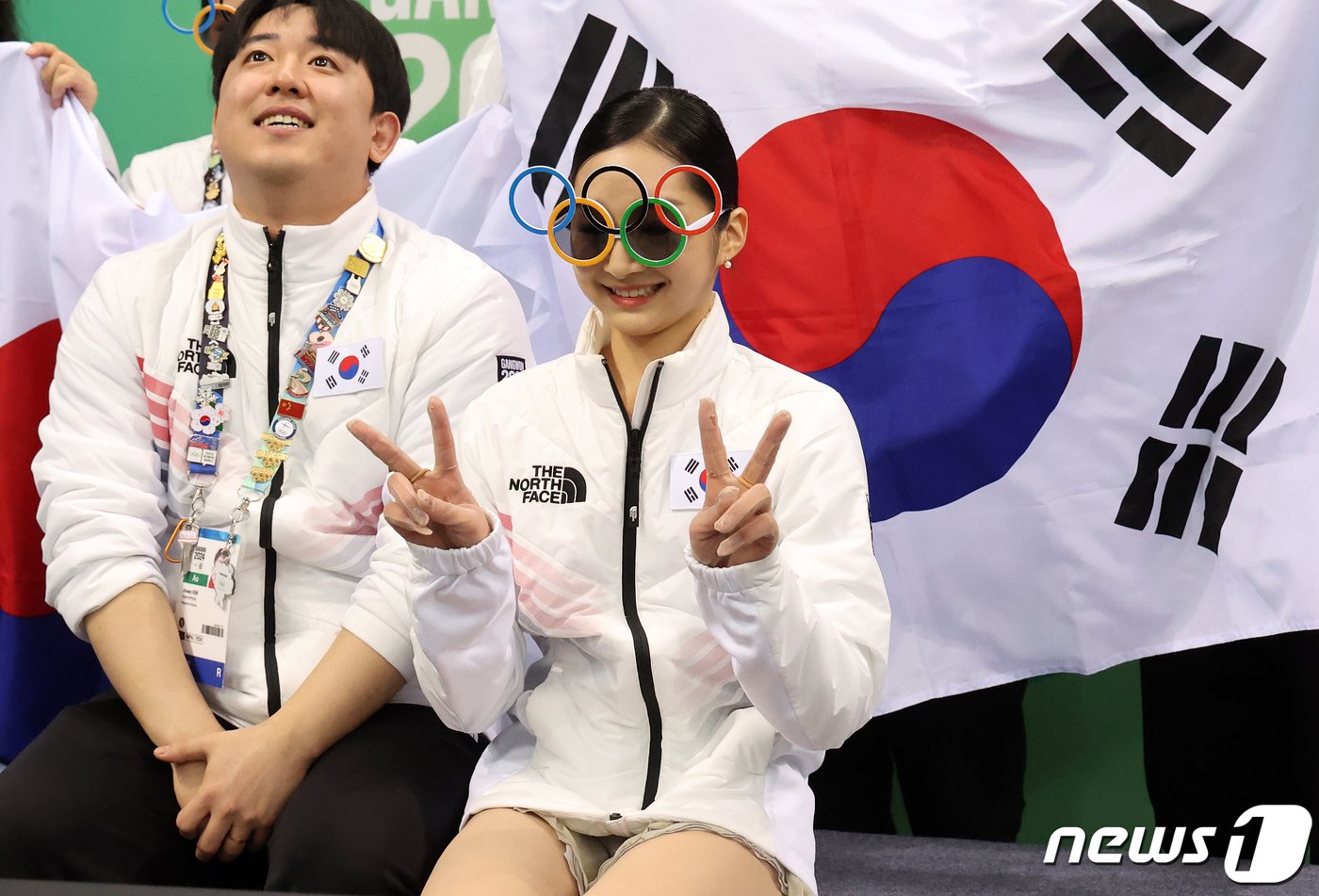 본문 이미지 - 대한민국 피겨의 차세대 간판 신지아가 1일 오후 강원 강릉 올림픽파크 강릉아이스아레나에서 열린 2024 강원동계청소년올림픽 피겨 스케이팅 단체전 여자 싱글 프리스케이팅 경기를 마친 뒤 포즈를 취하고 있다. 137.48점을 기록한 신지아와 남자 1위를 기록한 김현겸, 아이스 댄스 김지니, 이나무의 활약 속에 대한민국이 금메달을 차지했다. 2024.2.1/뉴스1 ⓒ News1 김진환 기자