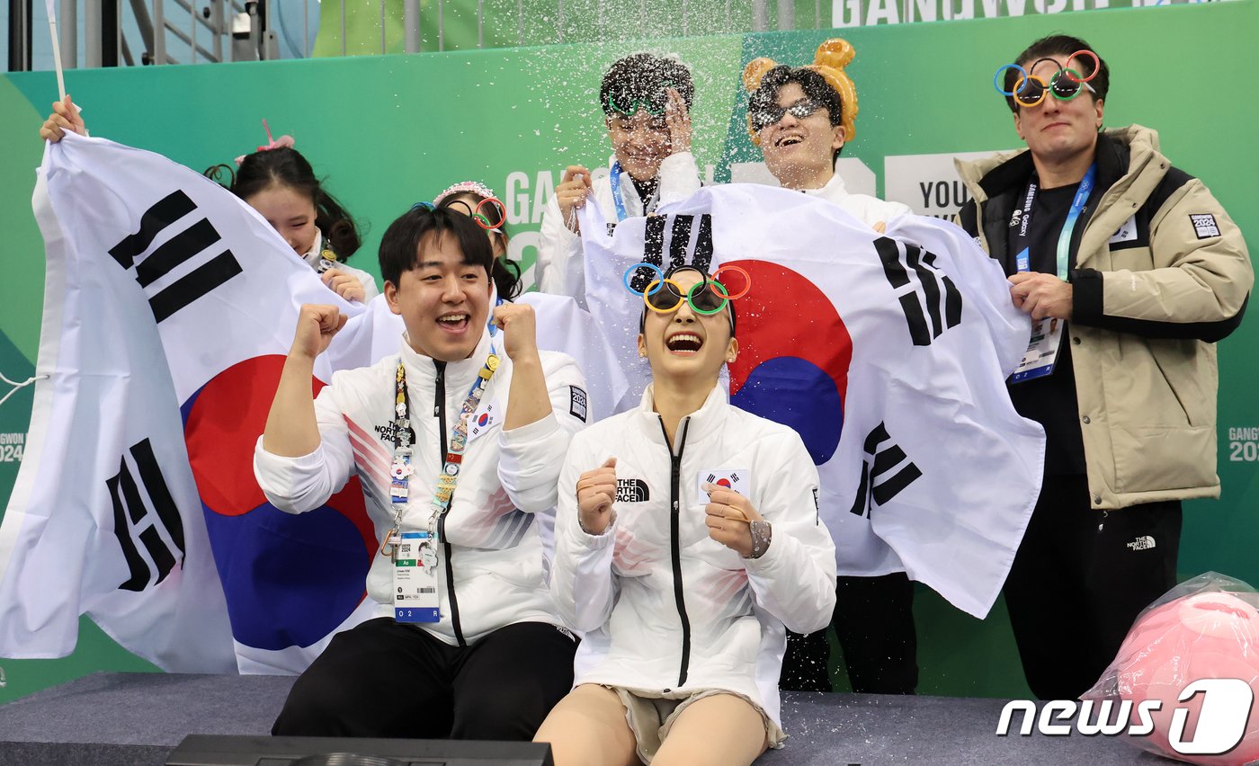 대한민국 피겨 대표팀 김지니, 김현겸, 이나무, 신지아가 1일 오후 강원 강릉 올림픽파크 강릉아이스아레나에서 열린 2024 강원동계청소년올림픽 피겨 스케이팅 단체전 여자 싱글 프리스케이팅 경기를 마친 뒤 금메달이 확정되자 환호하고 있다. 137.48점을 기록한 신지아와 남자 1위를 기록한 김현겸, 아이스 댄스 김지니, 이나무의 활약 속에 대한민국이 금메달을 차지했다. 2024.2.1/뉴스1 ⓒ News1 김진환 기자