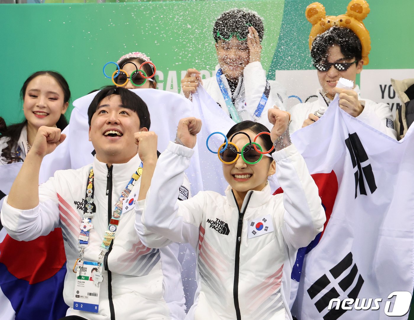 대한민국 피겨 대표팀 김지니, 김현겸, 이나무, 신지아가 1일 오후 강원 강릉 올림픽파크 강릉아이스아레나에서 열린 2024 강원동계청소년올림픽 피겨 스케이팅 단체전 여자 싱글 프리스케이팅 경기를 마친 뒤 금메달이 확정되자 환호하고 있다. 137.48점을 기록한 신지아와 남자 1위를 기록한 김현겸, 아이스 댄스 김지니, 이나무의 활약 속에 대한민국이 금메달을 차지했다. 2024.2.1/뉴스1 ⓒ News1 김진환 기자