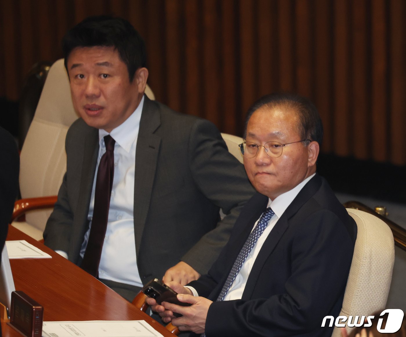 본문 이미지 - 윤재옥 국민의힘 원내대표가 1일 서울 여의도 국회 본회의장에서 열린 제412회국회(임시회) 제2차 본회의에서 심각한 표정으로 의원들과 대화를 하고 있다. 2024.2.1/뉴스1 ⓒ News1 송원영 기자