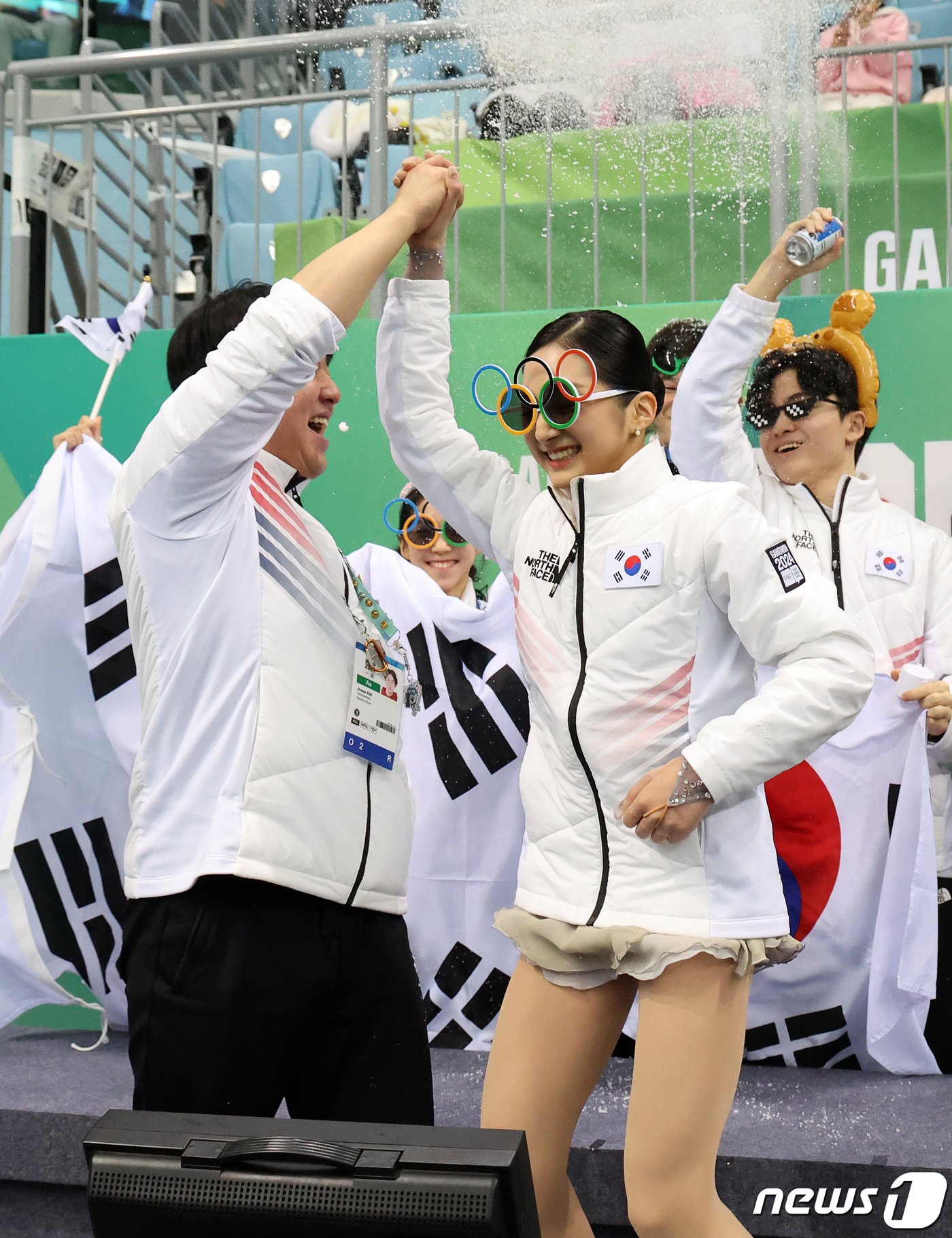 대한민국 피겨 대표팀 김지니, 김현겸, 이나무, 신지아가 1일 오후 강원 강릉 올림픽파크 강릉아이스아레나에서 열린 2024 강원동계청소년올림픽 피겨 스케이팅 단체전 여자 싱글 프리스케이팅 경기를 마친 뒤 금메달이 확정되자 환호하고 있다. 137.48점을 기록한 신지아와 남자 1위를 기록한 김현겸, 아이스 댄스 김지니, 이나무의 활약 속에 대한민국이 금메달을 차지했다. 2024.2.1/뉴스1 ⓒ News1 김진환 기자