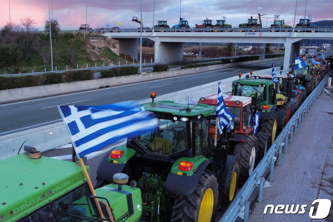 본문 이미지 - 31일(현지시간) 그리스 아탈란티의 한 고속도로에 처우 개선을 요구하는 농민들이 트랙터로 봉쇄 시위를 벌이고 있다. 최근 프랑스에서 벌어진 농민 시위가 주변국에도 확산되는 모양새다. 2024.01.31/ ⓒ 로이터=뉴스1 ⓒ News1 박재하 기자