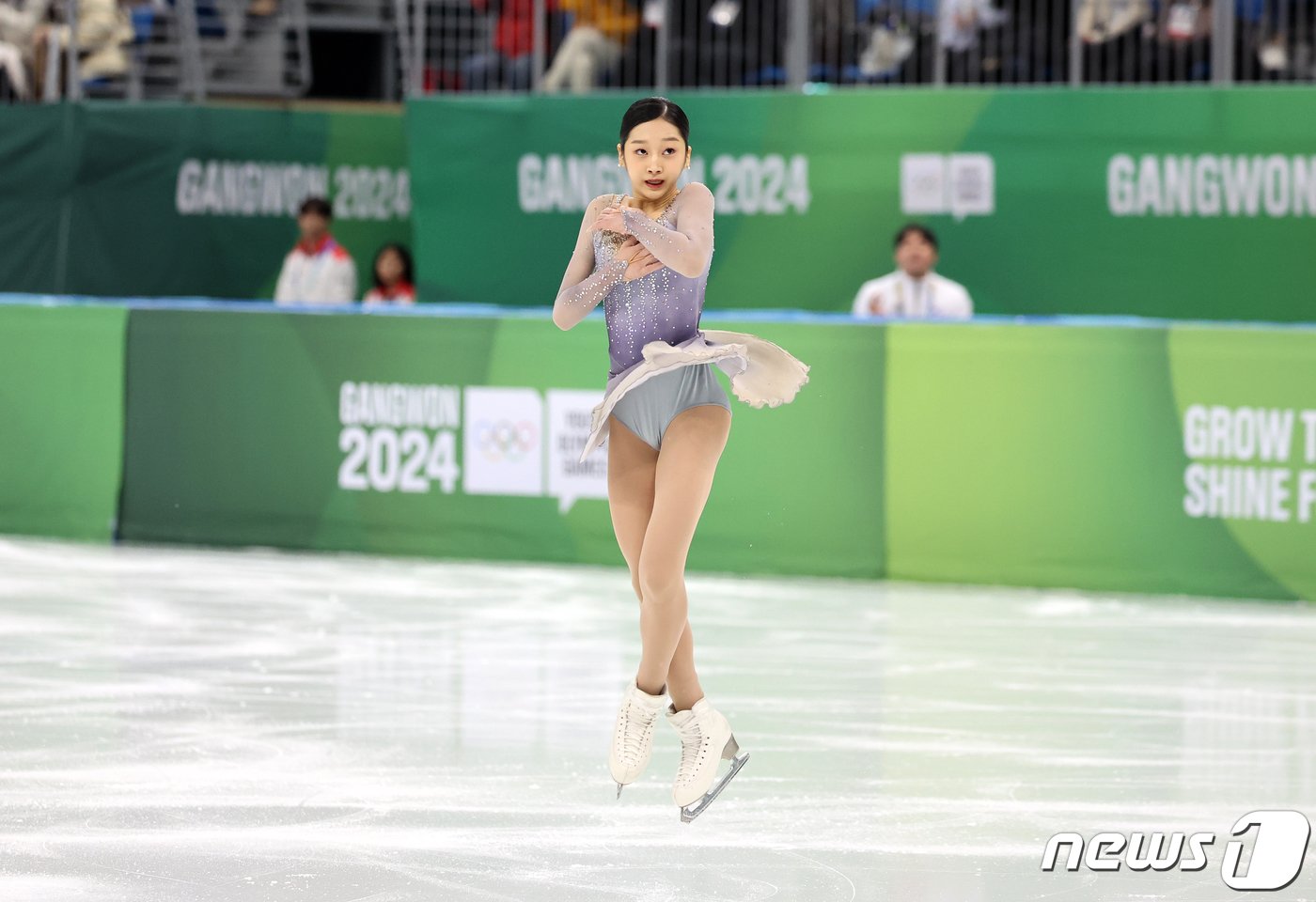 본문 이미지 - 대한민국 피겨의 차세대 간판 신지아가 1일 오후 강원 강릉 올림픽파크 강릉아이스아레나에서 열린 2024 강원동계청소년올림픽 피겨 스케이팅 단체전 여자 싱글 프리스케이팅에서 아름다운 연기를 선보이고 있다. 137.48점을 기록한 신지아와 남자 1위를 기록한 김현겸, 아이스 댄스 김지니, 이나무의 활약 속에 대한민국이 금메달을 차지했다. 2024.2.1/뉴스1 ⓒ News1 김진환 기자