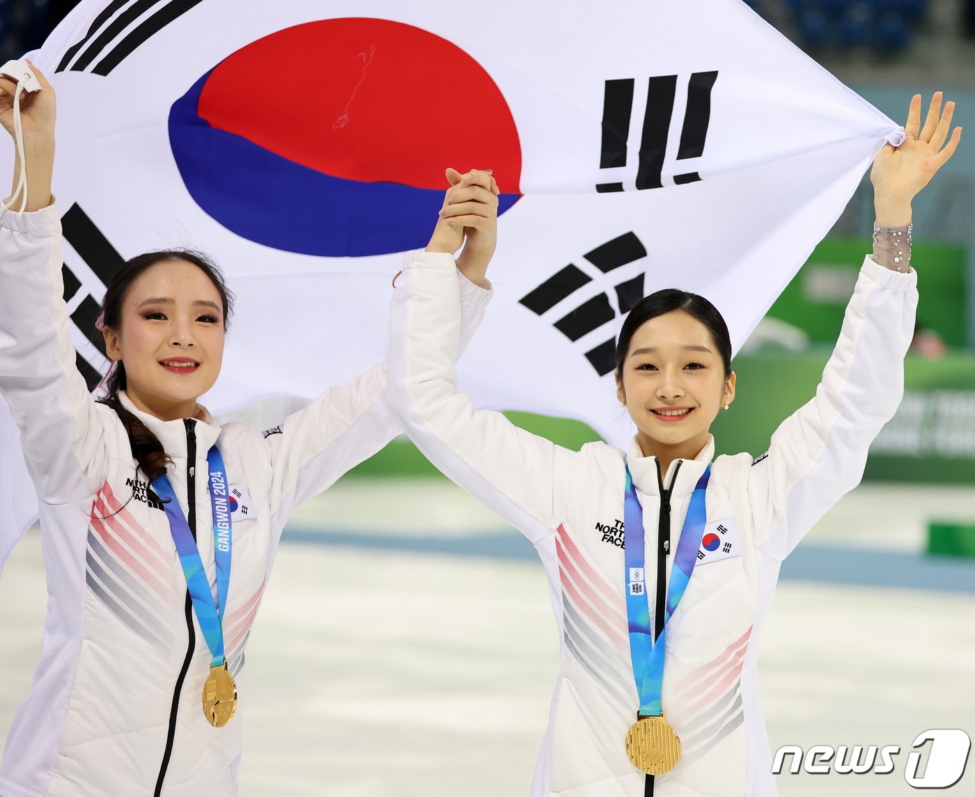 2024 강원동계청소년올림픽 피겨 스케이팅 단체전에서 금메달을 차지한 대한민국 피겨 김지니와 신지아&#40;오른쪽&#41;가 1일 오후 강원 강릉 올림픽파크 강릉아이스아레나에서 시상식 후 태극기를 흔들며 세리머니를 하고 있다. 2024.2.1/뉴스1 ⓒ News1 김진환 기자