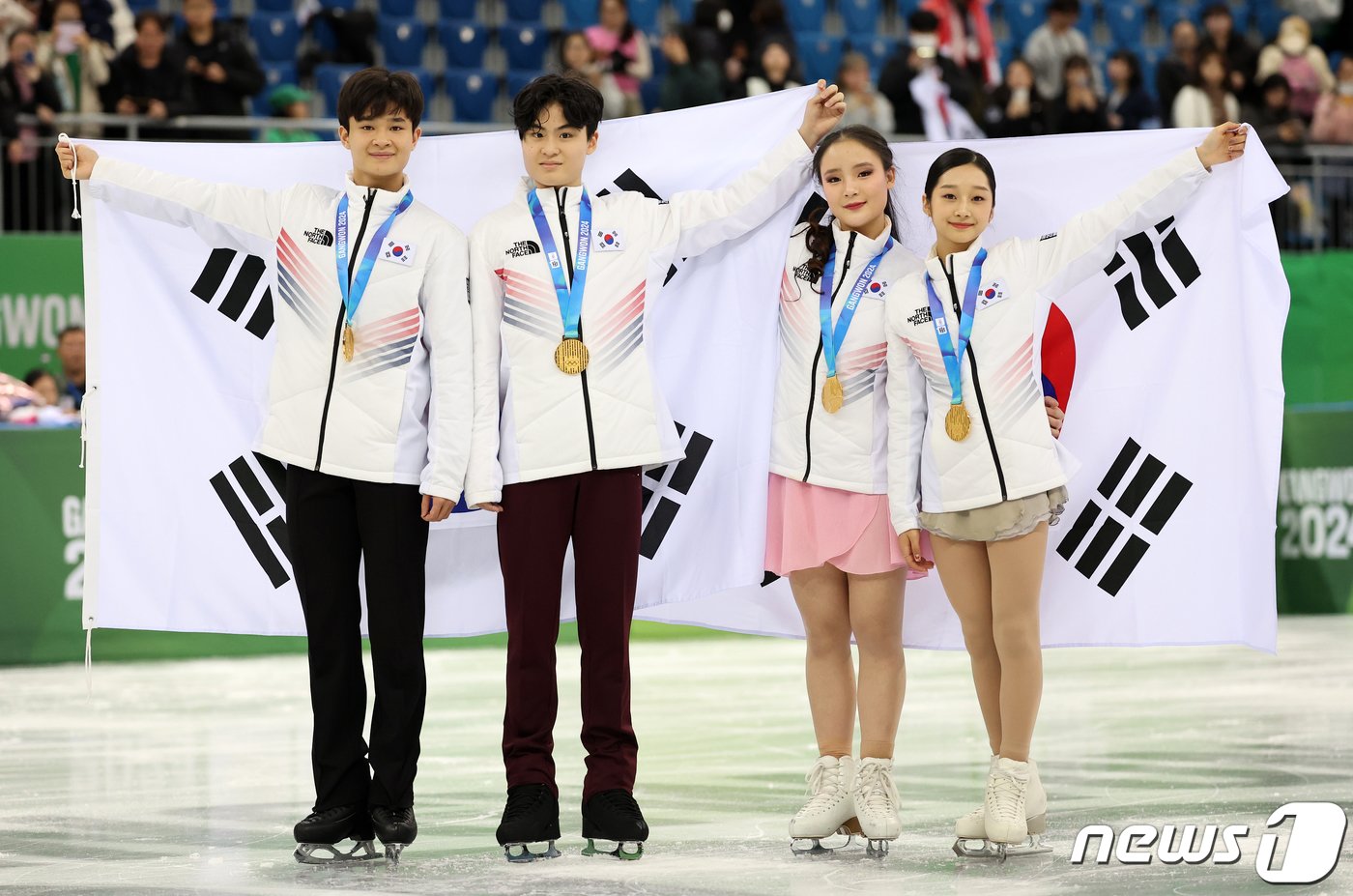 2024 강원동계청소년올림픽 피겨 스케이팅 단체전에서 금메달을 차지한 대한민국 피겨 김현겸&#40;왼쪽부터&#41;, 이나무, 김지니, 신지아가 1일 오후 강원 강릉 올림픽파크 강릉아이스아레나에서 시상식 후 기념 촬영을 하고 있다. 2024.2.1/뉴스1 ⓒ News1 김진환 기자