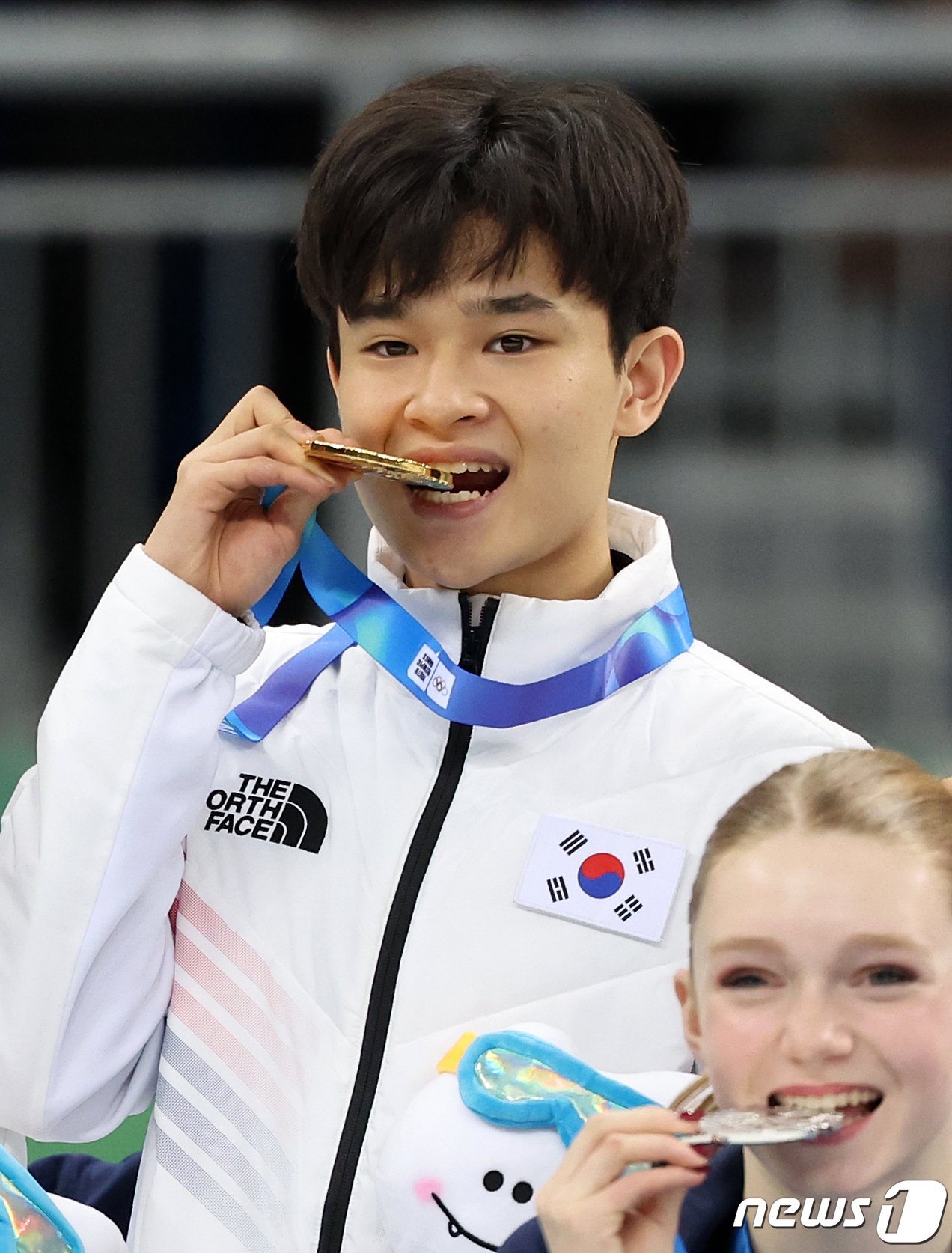 2024 강원동계청소년올림픽 피겨 스케이팅 단체전에서 금메달을 차지한 대한민국 피겨 김현겸이 1일 오후 강원 강릉 올림픽파크 강릉아이스아레나에서 시상식을 마친 뒤 금메달을 깨물며 기념 촬영을 하고 있다. 2024.2.1/뉴스1 ⓒ News1 김진환 기자