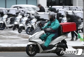 본문 이미지 - 서울 시내에서 배달기사가 물품을 배달하고 있다. 뉴스1 DBⓒ News1