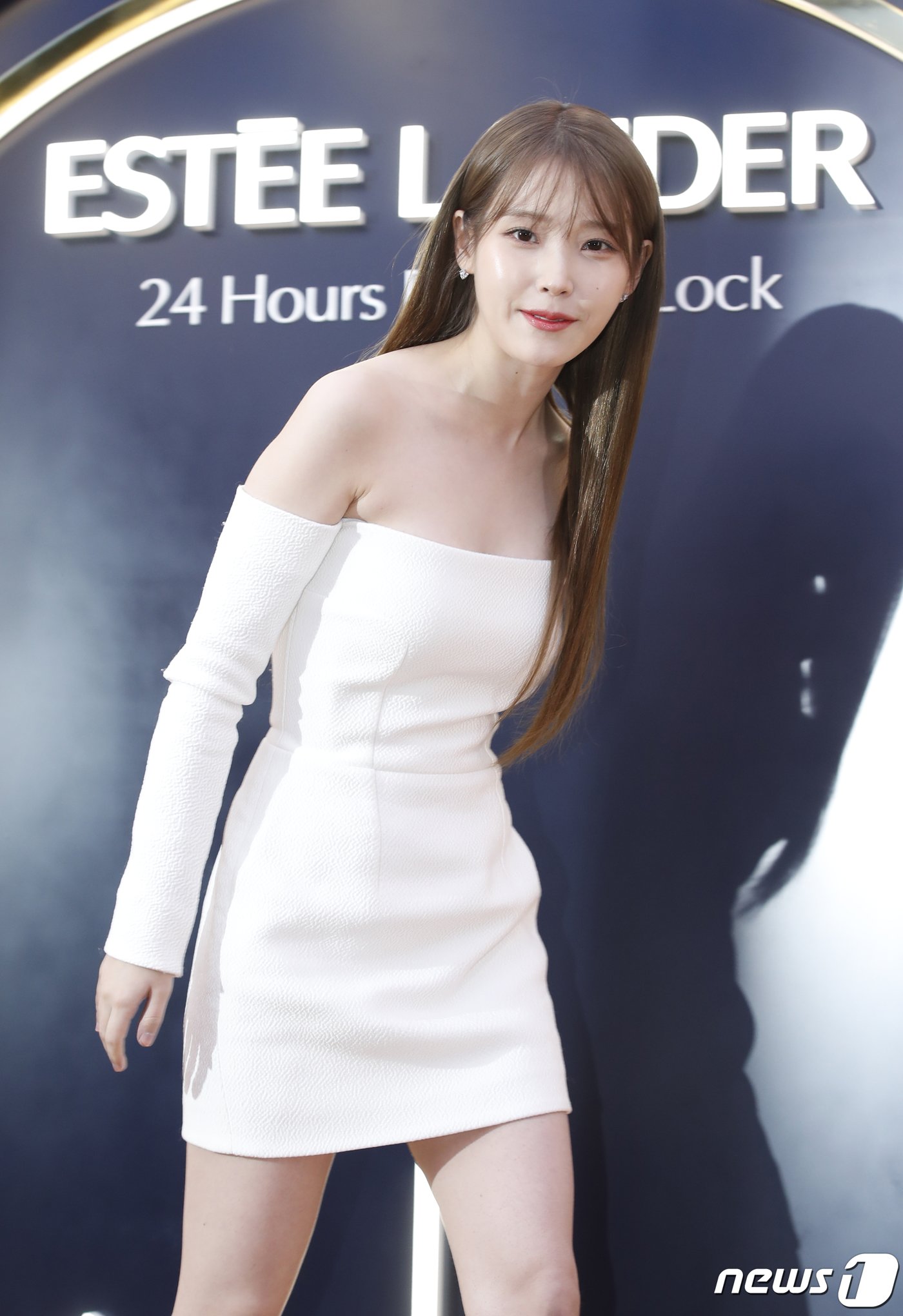 가수 아이유가 1일 오후 서울 성수동에서 진행된 한 메이크업 브랜드의 팝업 스토어 오픈 행사에 참석하고 있다. ⓒ News1 권현진 기자