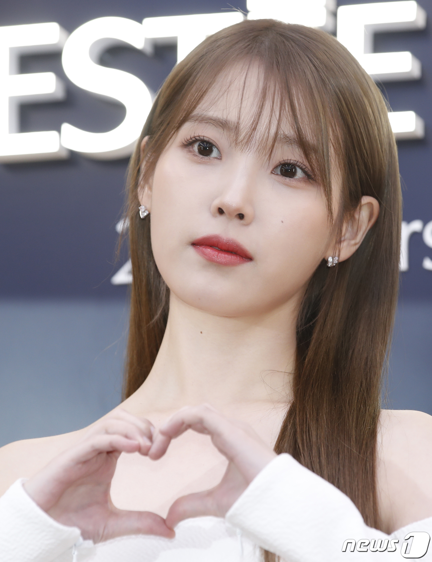 (서울=뉴스1) 권현진 기자 = 가수 아이유가 1일 오후 서울 성수동에서 진행된 한 메이크업 브랜드의 팝업 스토어 오픈 행사에서 포즈를 취하고 있다. 2024.2.1/뉴스1