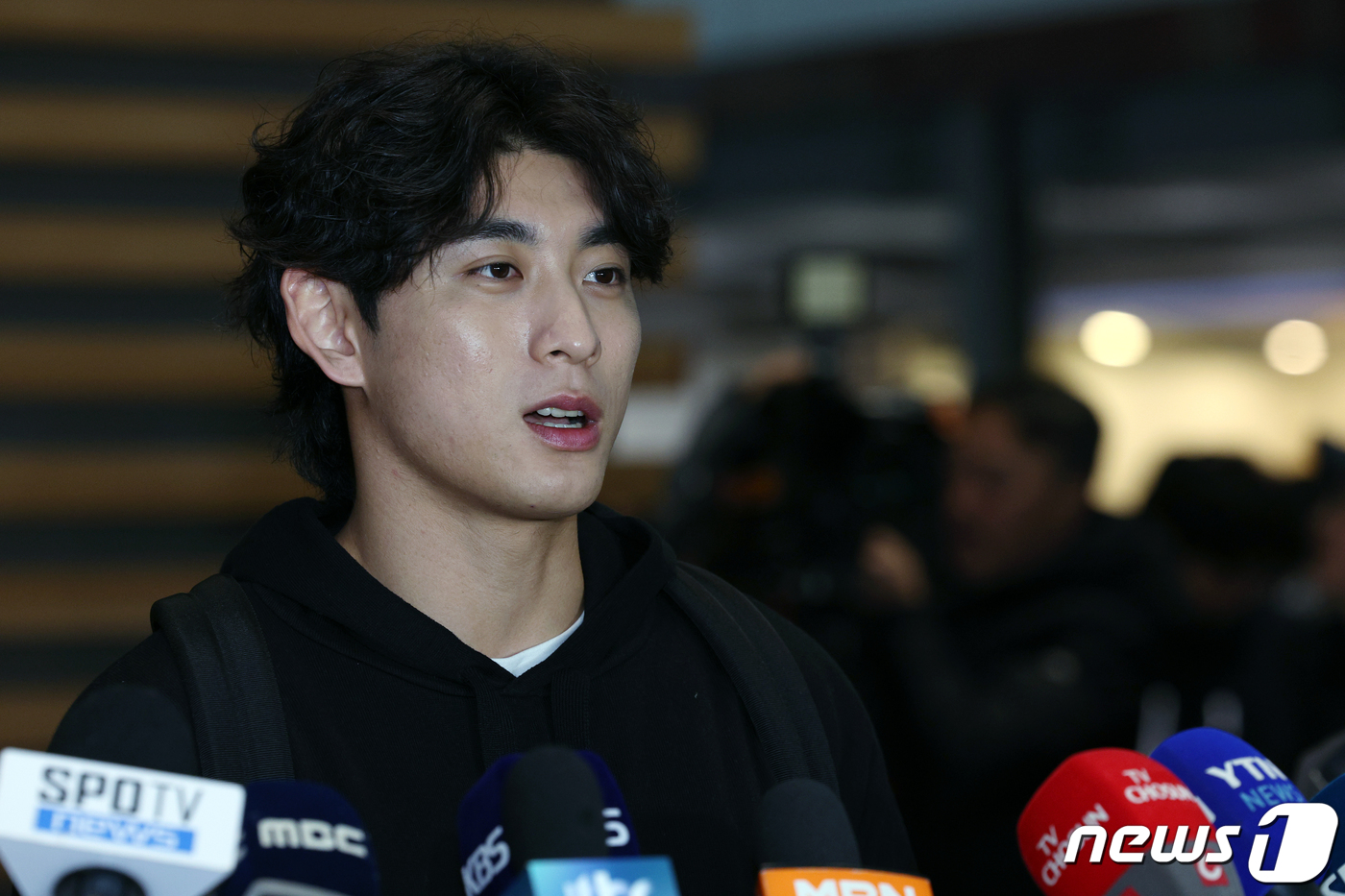 (인천공항=뉴스1) 박정호 기자 = 샌프란시스코 자이언츠와 계약으로 미국 메이저리그(MLB)에 진출한 이정후가 1일 오후 인천국제공항 2터미널에서 출국에 앞서 취재진과 인터뷰를 하 …