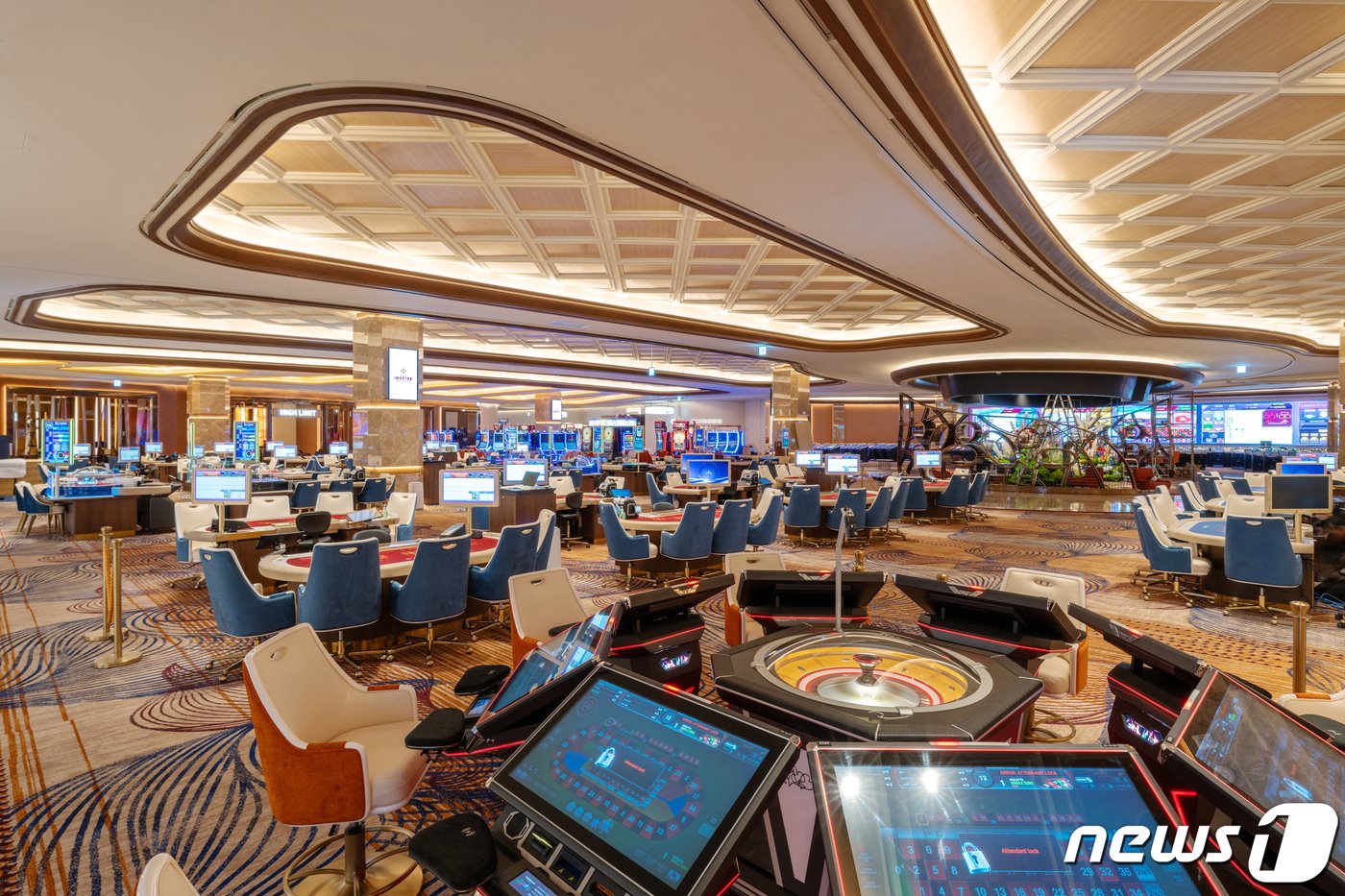 본문 이미지 - 3일 오전 8시에 개장을 앞둔 카지노(인스파이어 제공)