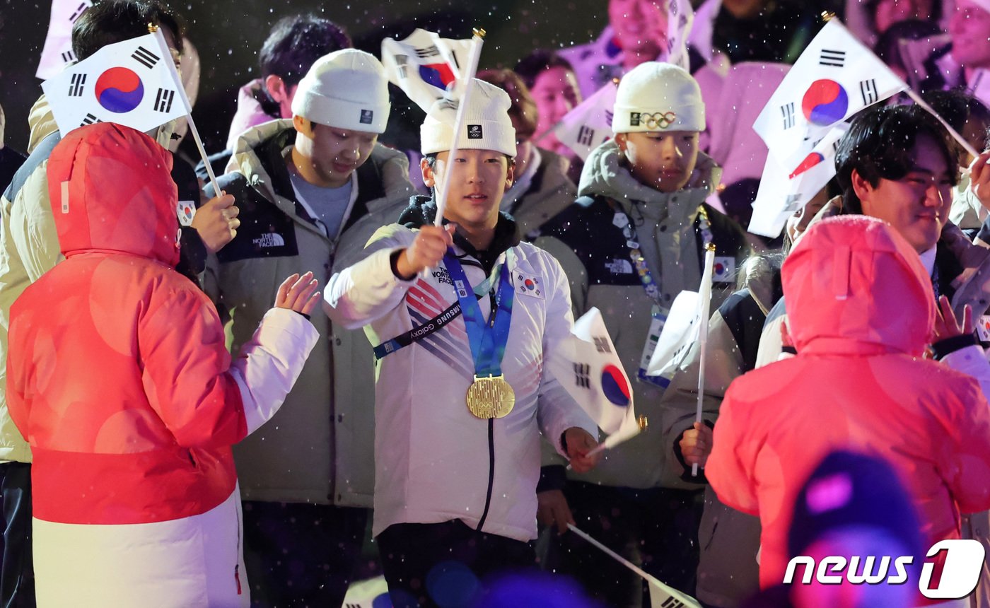 본문 이미지 - 1일 오후 강원도 강릉 올림픽파크 야외무대에서 열린 2024 강원동계청소년올림픽 폐막식에서 스노보드 이채운이 입장하고 있다. 2024.2.1/뉴스1 ⓒ News1 김진환 기자