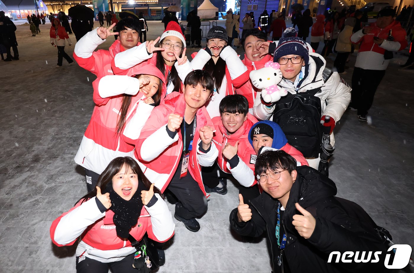 본문 이미지 - 1일 오후 강원도 강릉 올림픽파크 야외무대에서 열린 2024 강원동계청소년올림픽 폐회식에서 자원봉사자들이 카메라를 향해 포즈를 취하고 있다. 2024.2.1/뉴스1 ⓒ News1 김진환 기자