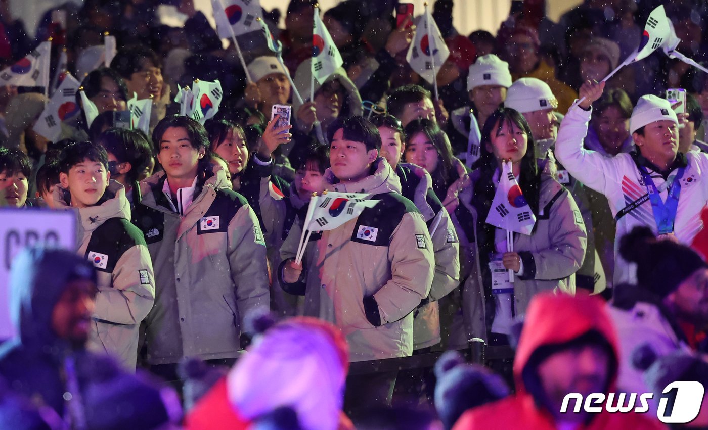 1일 오후 강원도 강릉 올림픽파크 야외무대에서 열린 2024 강원동계청소년올림픽 폐회식에서 대한민국 선수단이 입장하고 있다. 아시아에서 처음으 청소년 선수들이 참여한 이번 동계청소년올림픽은 지난 19일 개회식을 시작으로 강릉·평창·정선·횡성 4개 지역에서 14일간 81개 세부 종목 경기와 문화예술공연, K-컬처 페스티벌 등의 청소년 문화축제로 진행됐다. 2024.2.1/뉴스1 ⓒ News1 김진환 기자