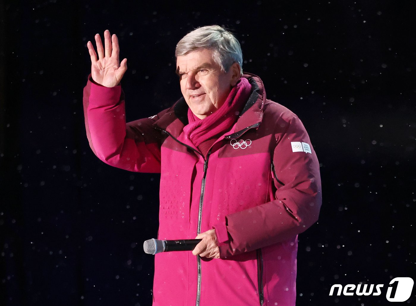 본문 이미지 - 토마스 바흐 국제올림픽위원회(IOC) 위원장이 1일 오후 강원도 강릉 올림픽파크 야외무대에서 열린 2024 강원동계청소년올림픽 폐회식에서 손을 흔들며 인사하고 있다. 2024.2.1/뉴스1 ⓒ News1 김진환 기자
