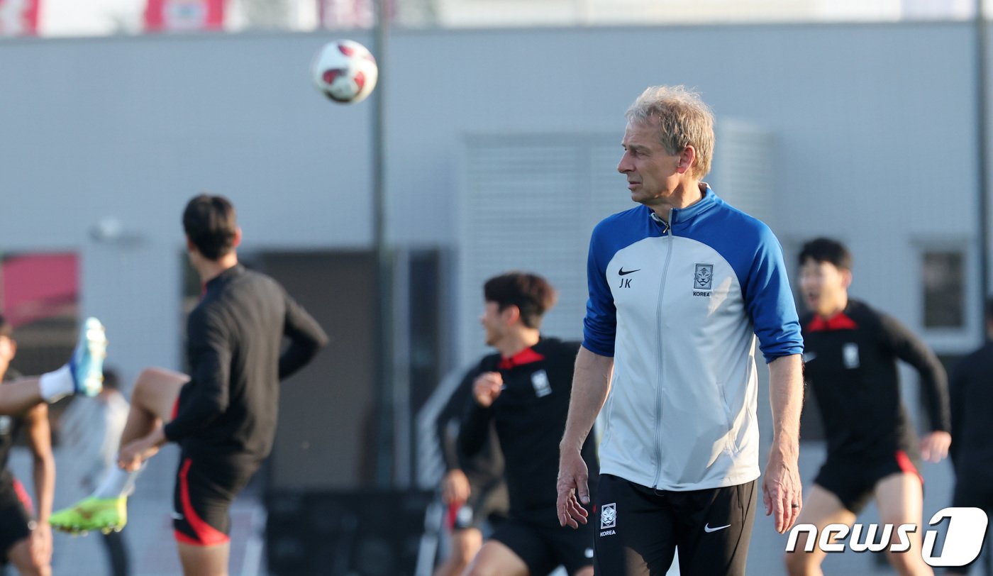 본문 이미지 - 2023 아시아축구연맹(AFC) 카타르 아시안컵 호주와의 8강전을 앞둔 대한민국 축구대표팀 위르겐 클린스만 감독이 1일(현지시간) 카타르 도하 알 에글라 트레이닝 센터에서 선수들의 훈련 모습을 지켜보고 있다. 2024.2.1/뉴스1 ⓒ News1 김성진 기자