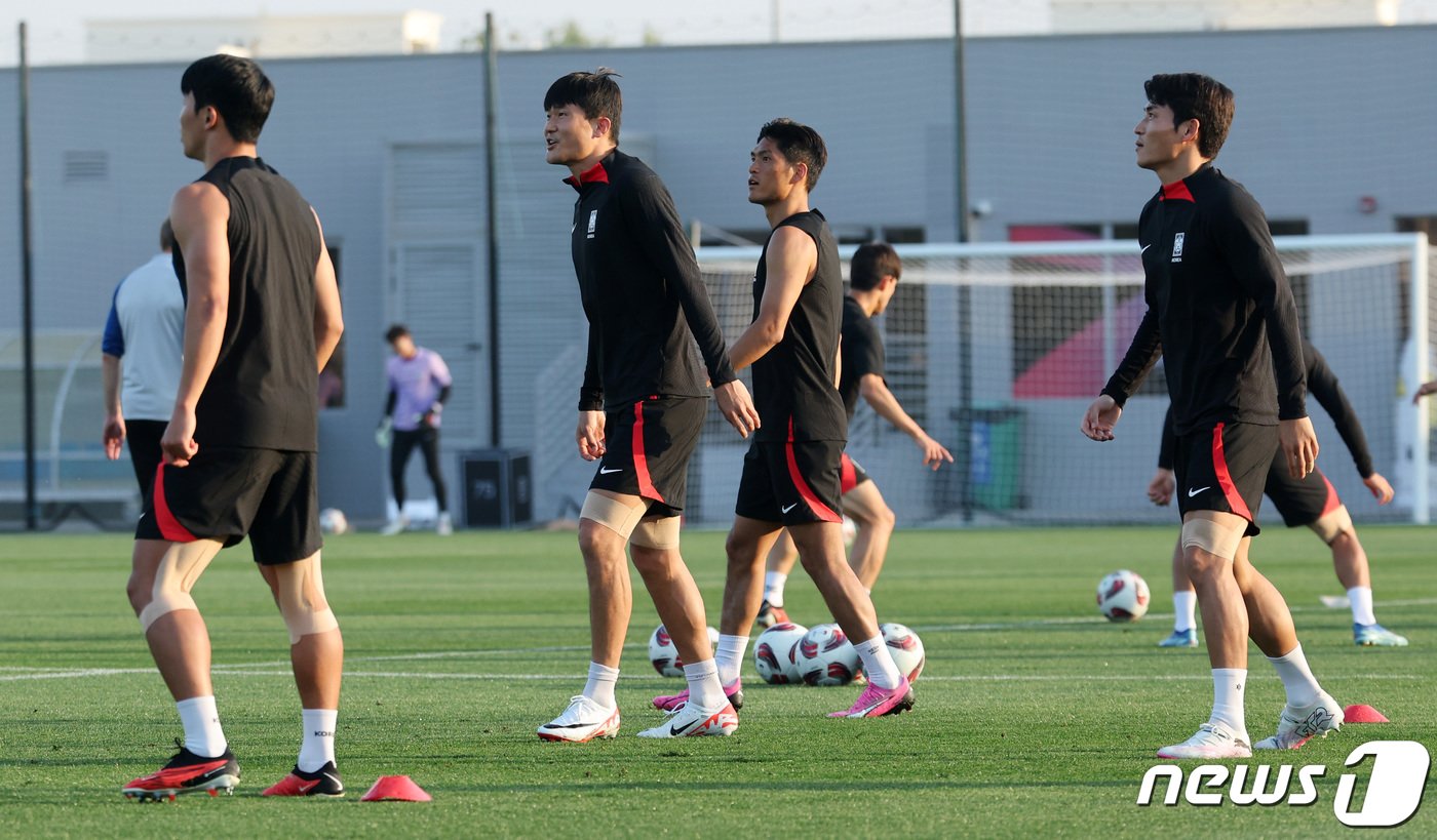 본문 이미지 - 2023 아시아축구연맹(AFC) 카타르 아시안컵 호주와의 8강전을 앞둔 대한민국 축구대표팀 김민재, 이순민, 박진섭이 1일(현지시간) 카타르 도하 알 에글라 트레이닝 센터에서 훈련을 하고 있다. 2024.2.1/뉴스1 ⓒ News1 김성진 기자