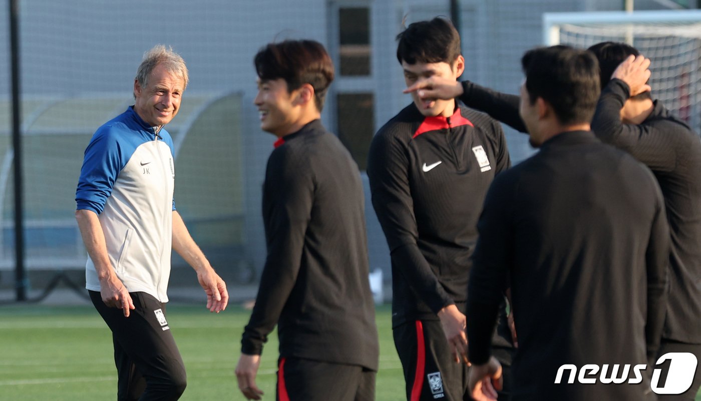 2023 아시아축구연맹&#40;AFC&#41; 카타르 아시안컵 호주와의 8강전을 앞둔 대한민국 축구대표팀 위르겐 클린스만 감독이 1일&#40;현지시간&#41; 카타르 도하 알 에글라 트레이닝 센터에서 선수들의 훈련 모습을 지켜보고 있다. 2024.2.1/뉴스1 ⓒ News1 김성진 기자