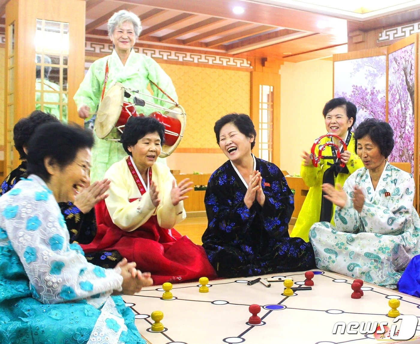 본문 이미지 - (평양 노동신문=뉴스1) = 북한 노동당 기관지 노동신문은 10일 설 명절을 맞아 세배와 설빔 등 민속 전통 문화를 소개했다. [국내에서만 사용가능. 재배포 금지. DB 금지. For Use Only in the Republic of Korea. Redistribution Prohibited] rodongphoto@news1.kr