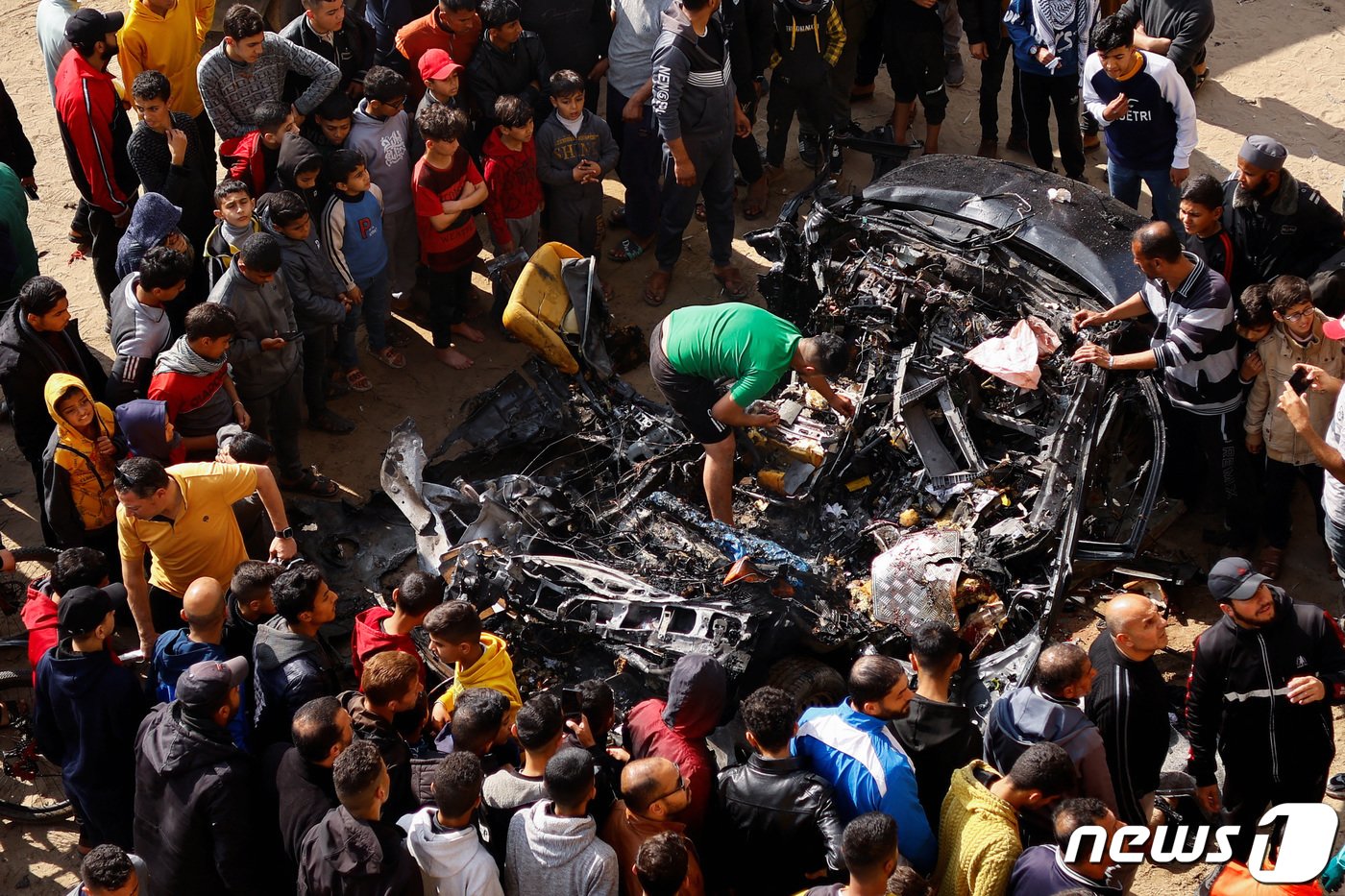 본문 이미지 - 10일(현지시간) 간밤에 이스라엘군이 가자지구 최남단 라파를 상대로 공습을 이어간 가운데 이날 전소된 차량에 피란민들이 몰려 차량 곳곳을 수색하고 있다. 2024.2.10. ⓒ 로이터=뉴스1 ⓒ News1 김성식 기자