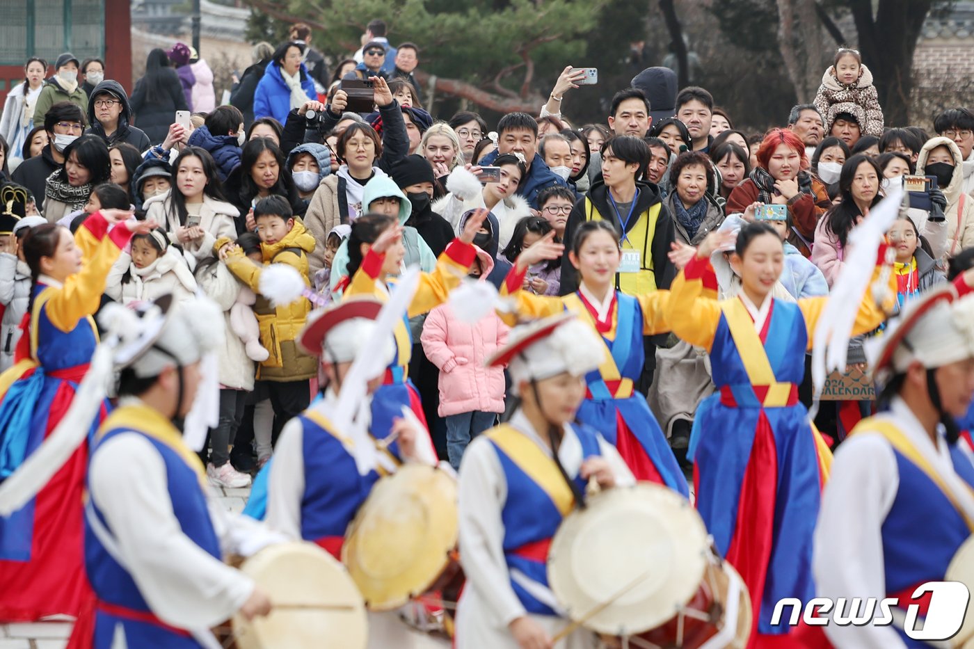 설 명절 연휴를 맞은 11일 오후 서울 종로구 국립민속박물관을 찾은 시민들이 &#39;지신밟기 농악 한마당&#39; 공연을 관람하고 있다. 2024.2.11/뉴스1 ⓒ News1 민경석 기자