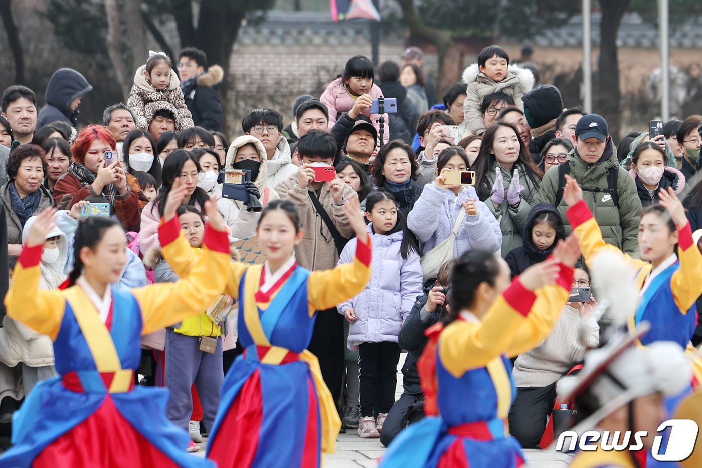 설 명절 연휴를 맞은 11일 오후 서울 종로구 국립민속박물관을 찾은 시민들이 &#39;지신밟기 농악 한마당&#39; 공연을 관람하고 있다. 2024.2.11/뉴스1 ⓒ News1 민경석 기자