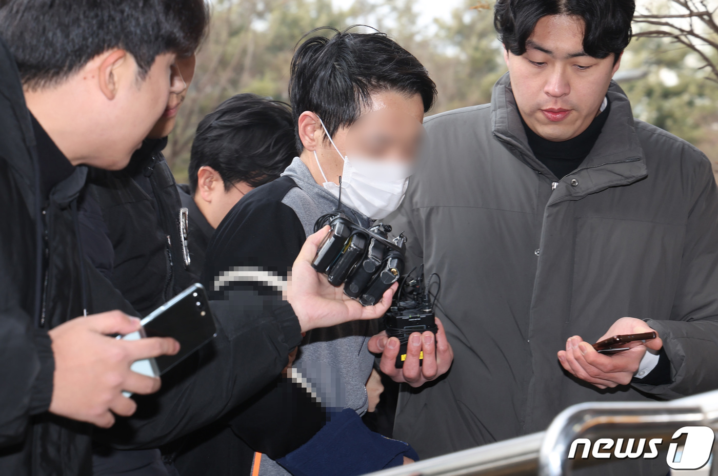 (고양=뉴스1) 김민지 기자 = 설 연휴 술에 취해 모친을 살해한 30대 A씨가 11일 오후 경기 고양시 의정부지방법원 고양지원에서 열린 구속 전 피의자 심문(영장실질심사)에 출석 …