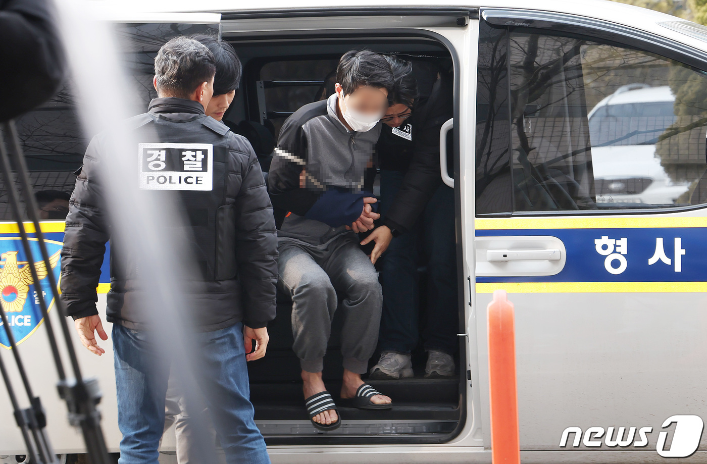 (고양=뉴스1) 김민지 기자 = 설 연휴 술에 취해 모친을 살해한 30대 A씨가 11일 오후 경기 고양시 의정부지방법원 고양지원에서 열린 구속 전 피의자 심문(영장실질심사)에 출석 …