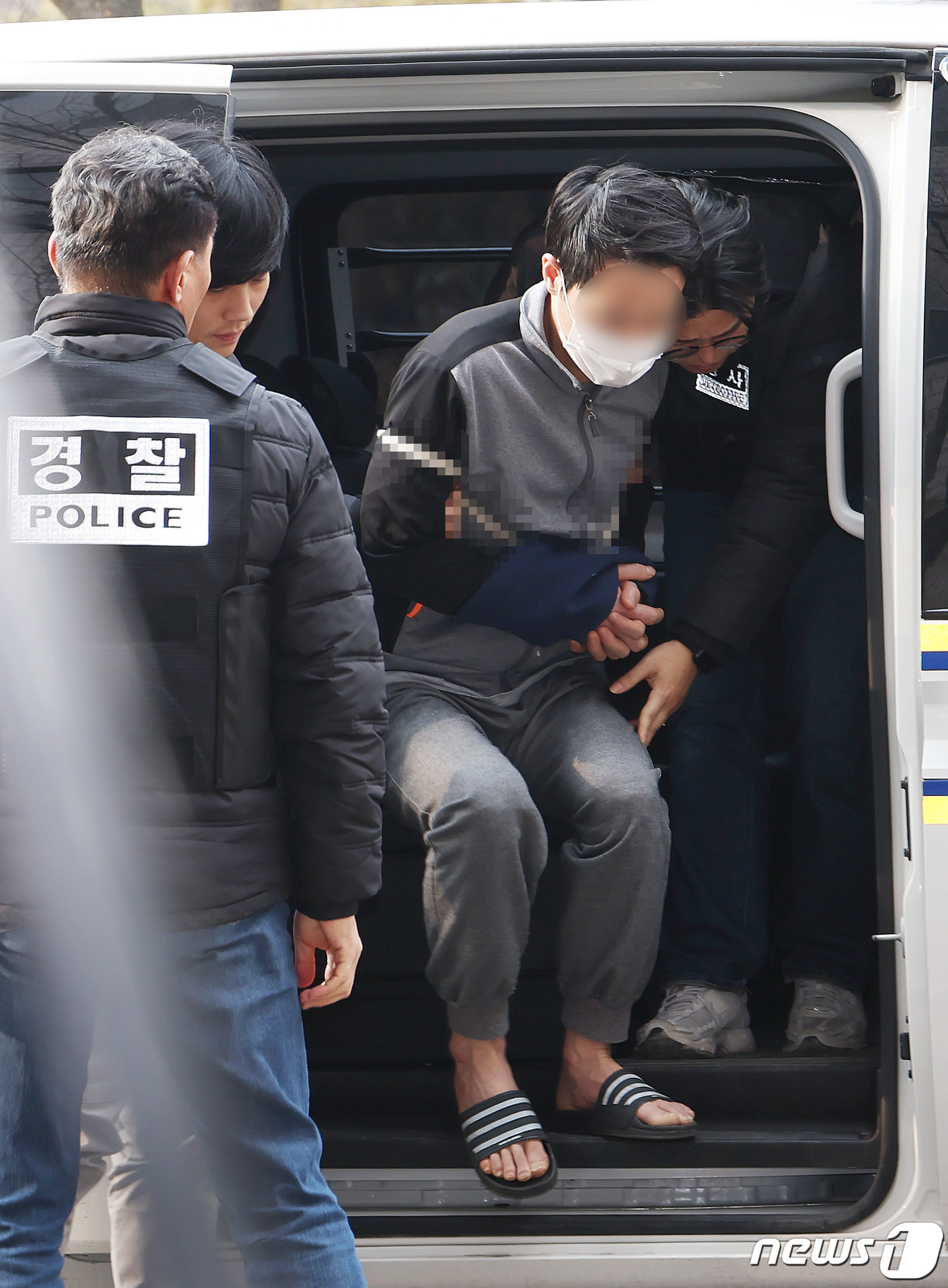 (고양=뉴스1) 김민지 기자 = 설 연휴 술에 취해 모친을 살해한 30대 A씨가 11일 오후 경기 고양시 의정부지방법원 고양지원에서 열린 구속 전 피의자 심문(영장실질심사)에 출석 …