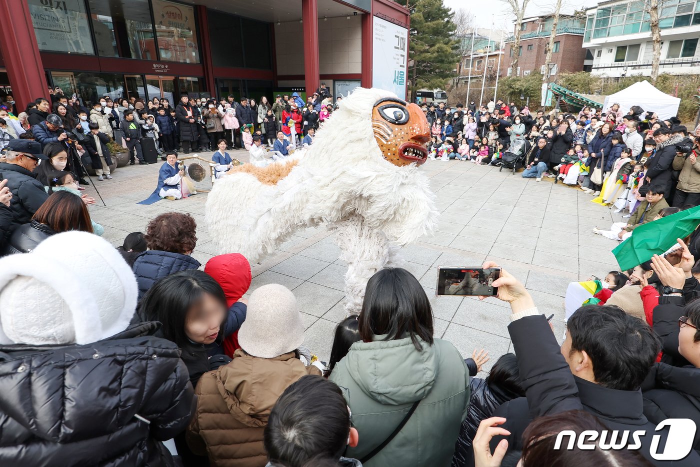 설 명절 연휴를 맞은 11일 오후 서울 종로구 서울역사박물관을 찾은 시민들이 &#39;봉산탈춤&#39; 공연을 관람하고 있다. 2024.2.11/뉴스1 ⓒ News1 민경석 기자