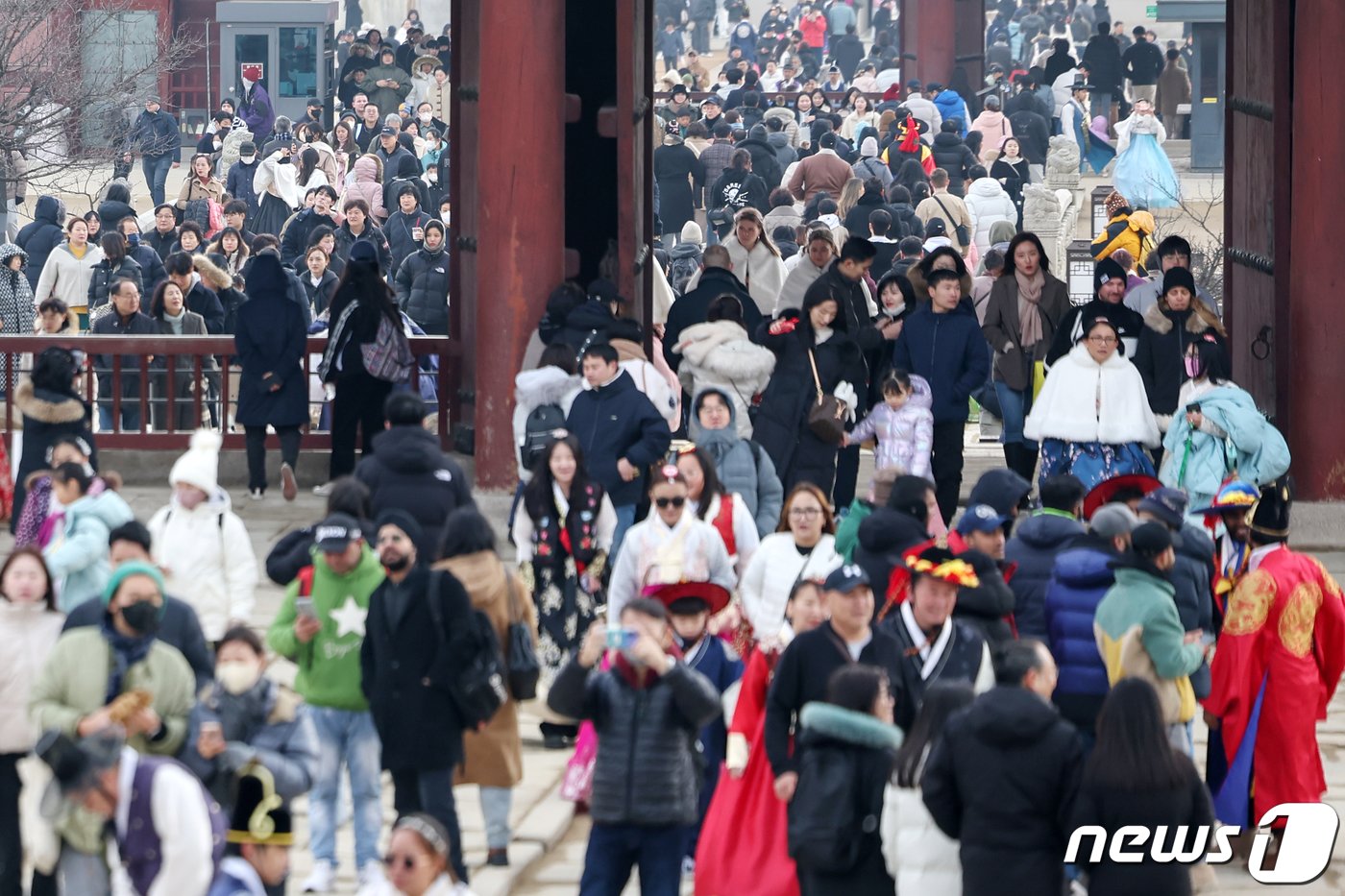 설 명절 연휴를 맞은 11일 오후 서울 종로구 경복궁이 나들이를 나선 시민들과 관광객들로 북적이고 있다. 2024.2.11/뉴스1 ⓒ News1 민경석 기자