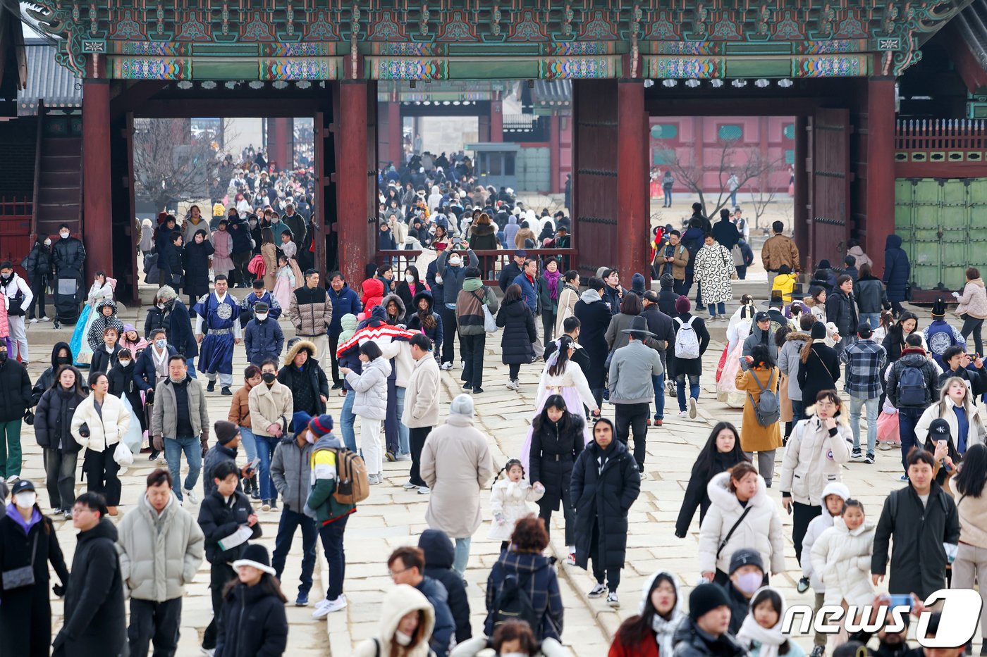 설 명절 연휴를 맞은 11일 오후 서울 종로구 경복궁이 나들이를 나선 시민들과 관광객들로 북적이고 있다. 2024.2.11/뉴스1 ⓒ News1 민경석 기자