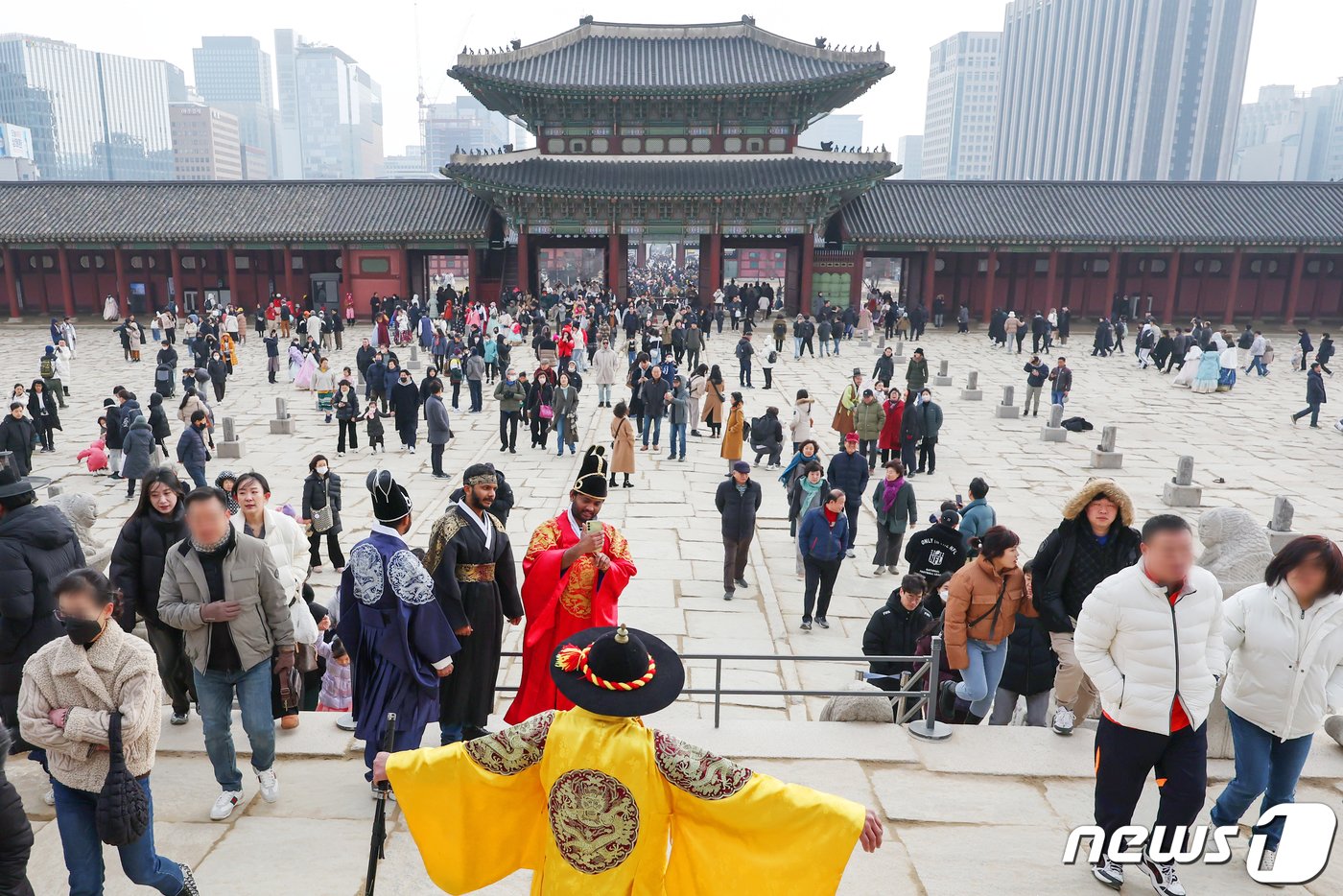 설 명절 연휴를 맞은 11일 오후 서울 종로구 경복궁이 나들이를 나선 시민들과 관광객들로 북적이고 있다. 2024.2.11/뉴스1 ⓒ News1 민경석 기자