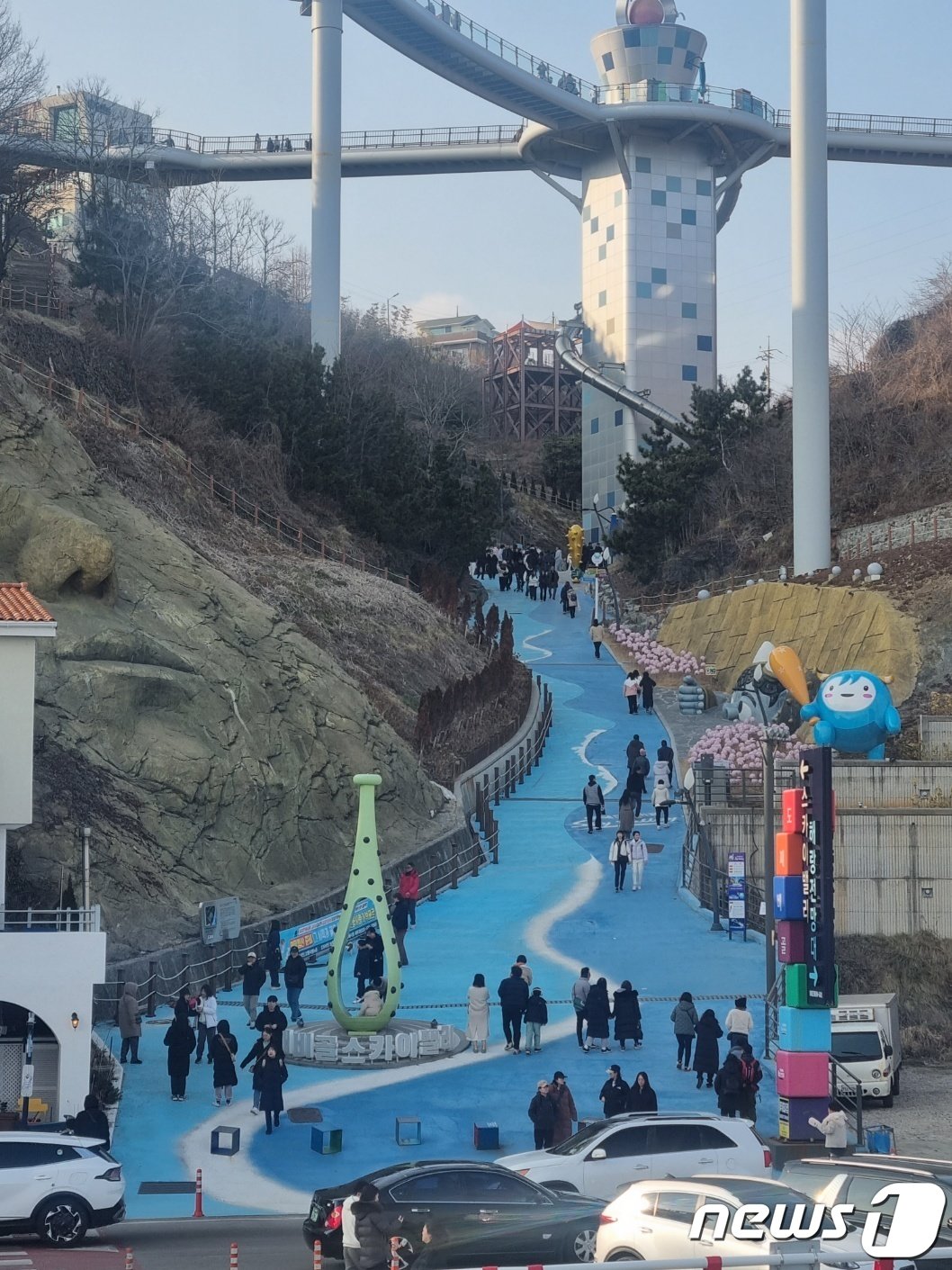 본문 이미지 - 설 연휴 셋째 날인 11일 강원 동해시 묵호동 도째비골스카이밸리 일대에 나들이객의 발길이 이어지고 있다. 2024.2.11/뉴스1 윤왕근 기자